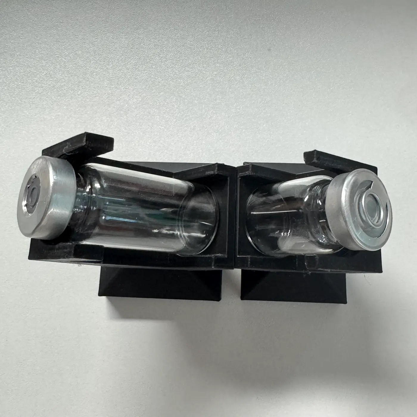 top view of a 5 ml and a 10 ml vial in 22 mm stands — same body diameter, different heights