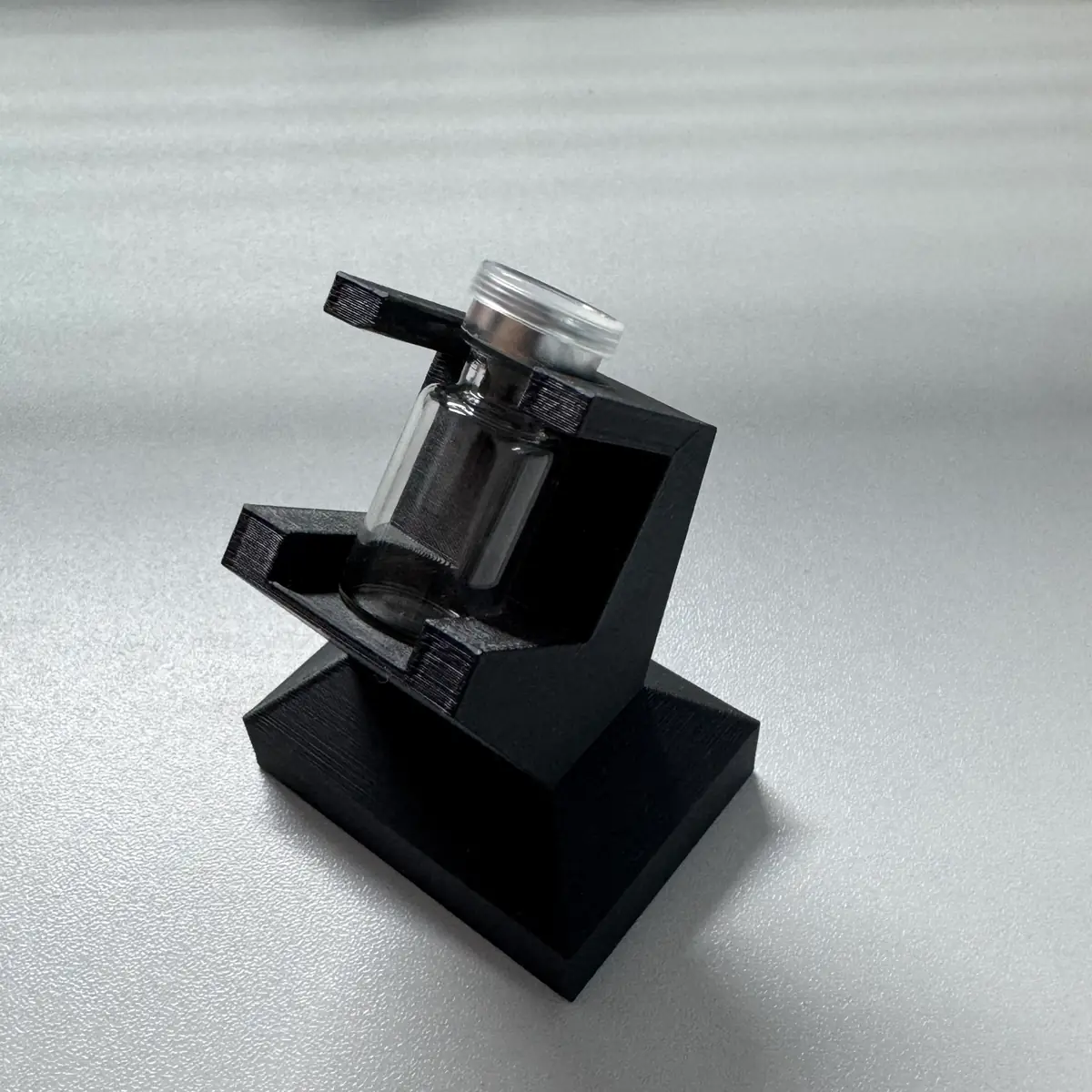 size XS vial display stand holding a 3 ml glass vial