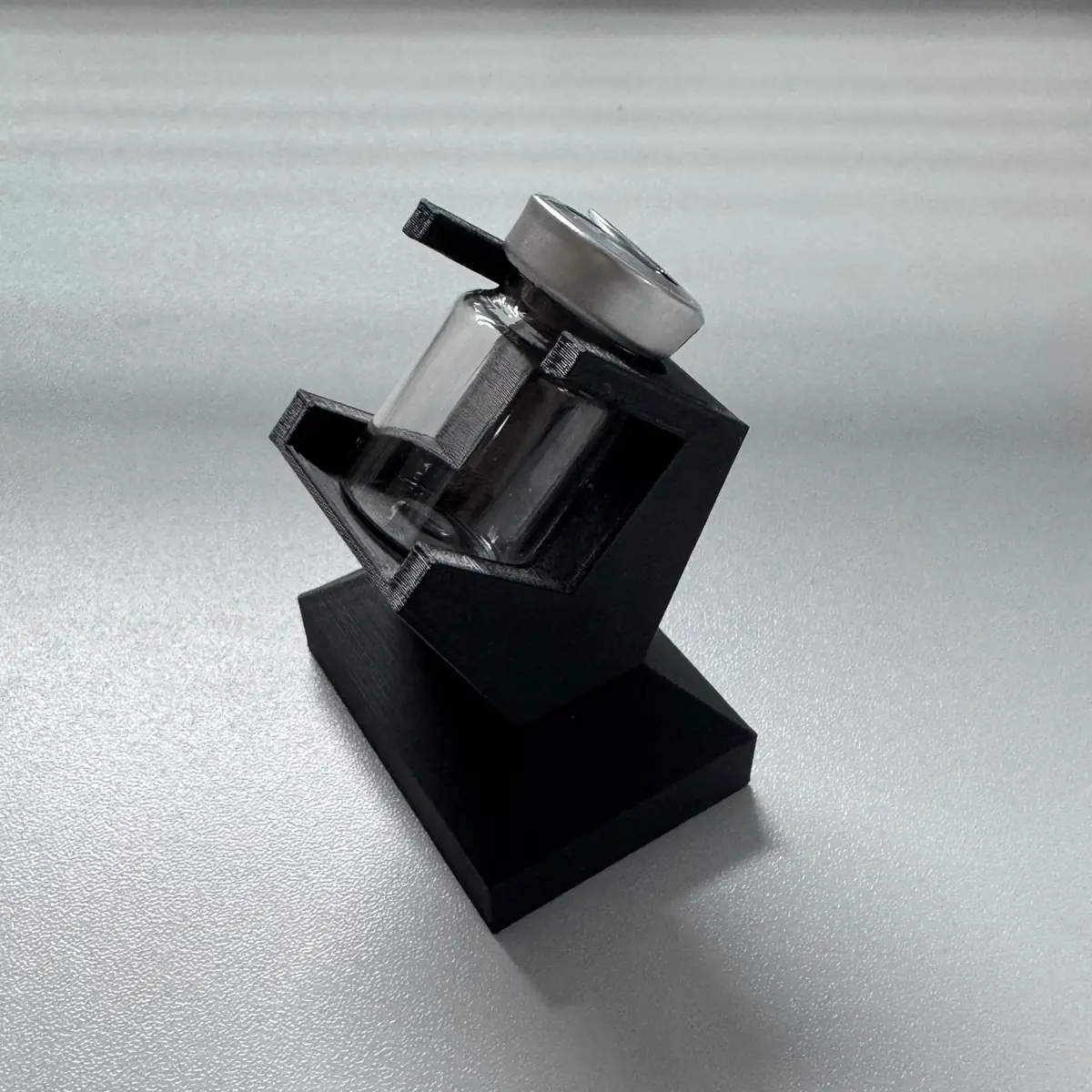 size S vial display stand holding a 5 ml glass vial