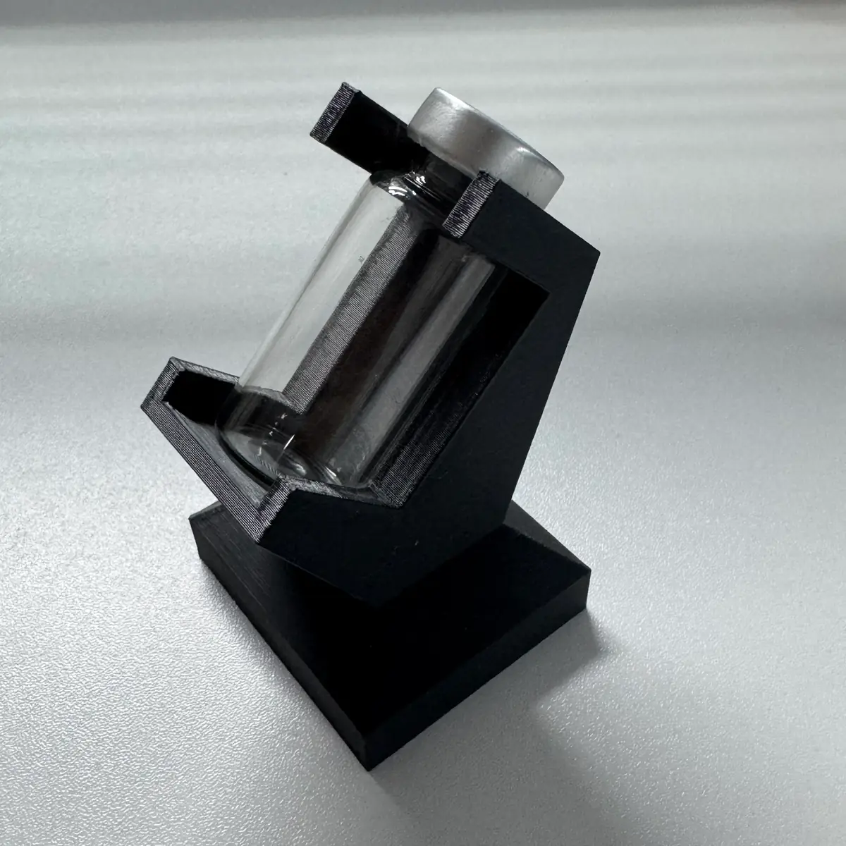 size L vial display stand holding a 10 ml glass vial