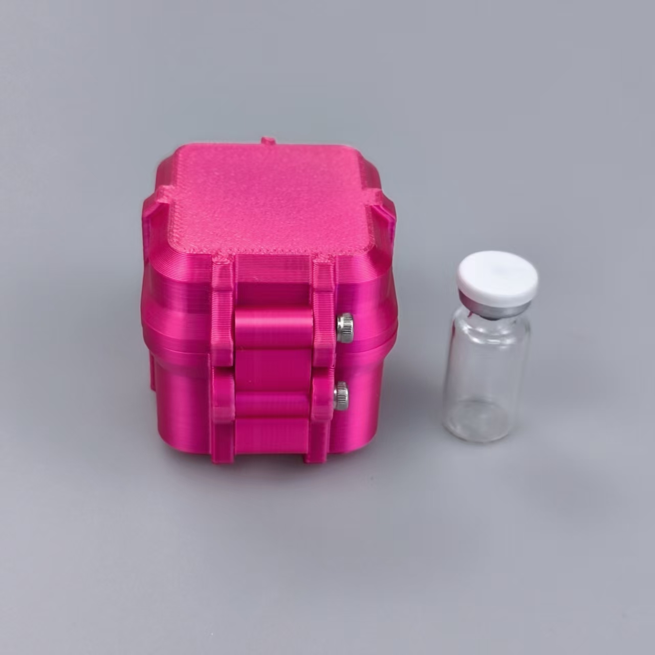 High-end anti-pressure and drop-resistant peptide vial box made of full PETG material, 4-piece set for 3ml, effectively stabilizes glass vials to prevent damage. Each vial has an independent slot. Box color, size, and brand logo printing can be customized.