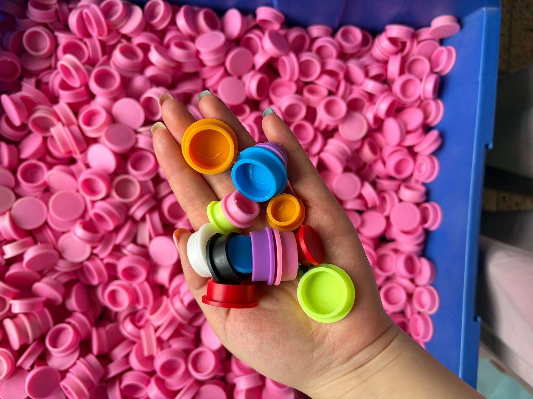 Round silicone cap, multiple colors available, suitable for 3ml 5ml 10ml peptide glass vials, the top of the cap can be customized with a logo, used for leak-proof and dust-proof peptide glass vials