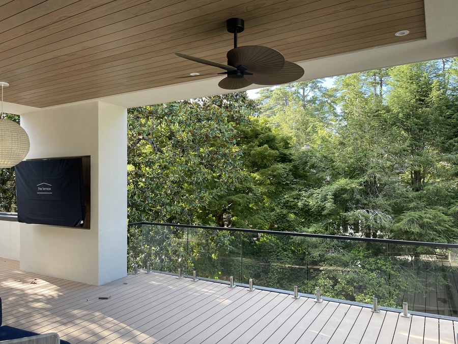 Outdoor glass railing return with spigot mounts