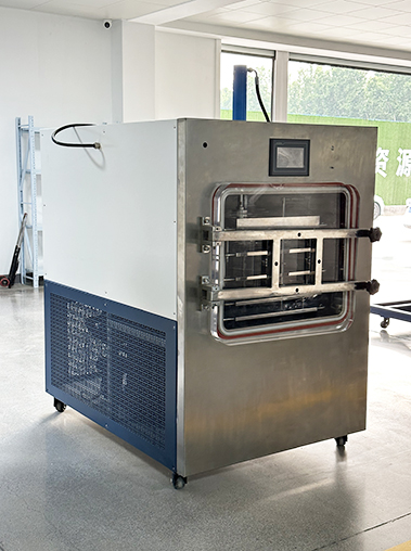 Close-up infographic of a blue dust-resistant ventilation grille on the rear view of a machine, featuring a patterned downward opening design.