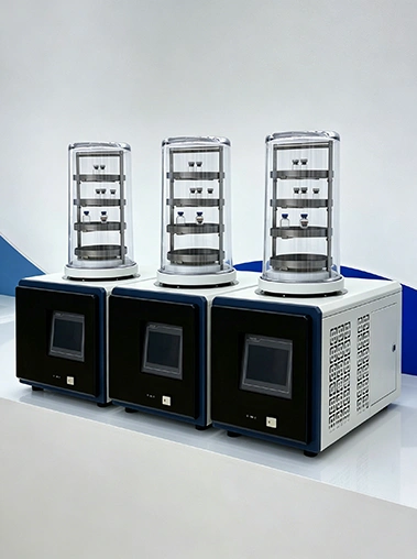 A lineup of three identical Geliss benchtop laboratory freeze dryers placed side by side, showcasing the standard lyophilizer machine model with an acrylic drying chamber.
