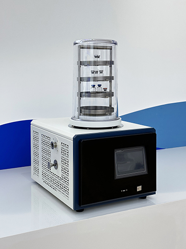Perspective side view of Geliss compact vacuum freeze dryer showing the side mesh ventilation layout, black front panel with touch screen, and transparent top drying chamber.