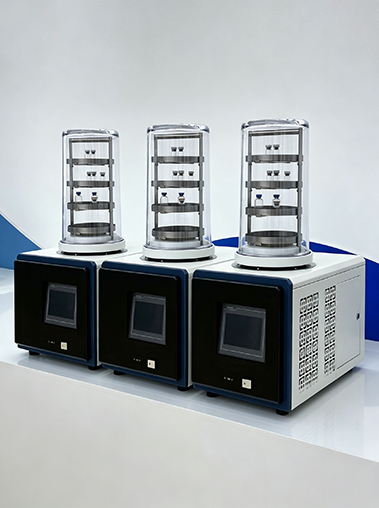 A lineup of three identical Geliss benchtop laboratory freeze dryers placed side by side, showcasing the standard lyophilizer machine model with an acrylic drying chamber.