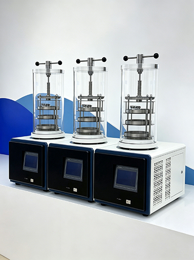 Three Geliss laboratory freeze dryer machines lined up in a row, highlighting the batch manufacturing and consistent design of the stoppering series.