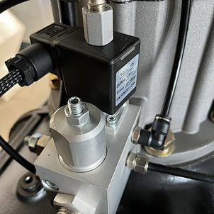 Screw air compressor