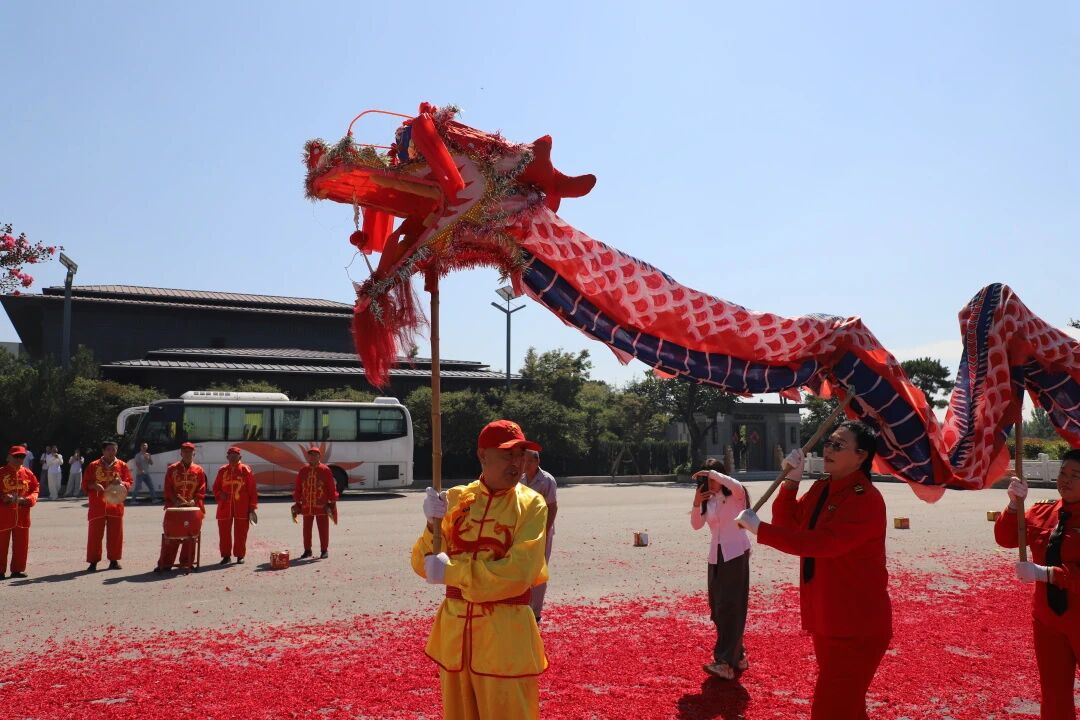 Hodias corporate event - Chinese dragon dance team performing on red confetti at the God of Wealth Festival.