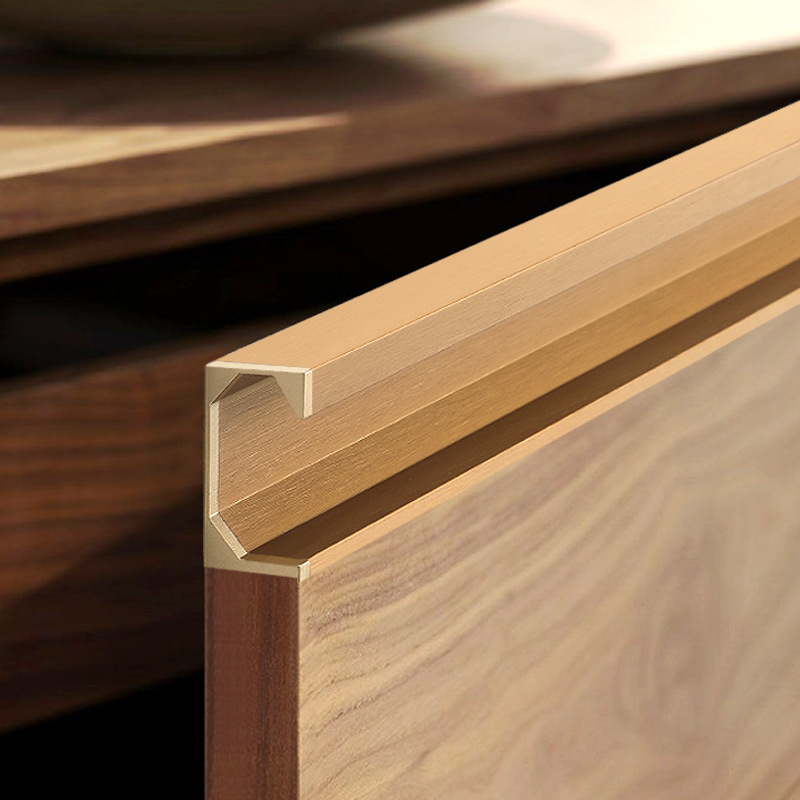 G-shaped handle