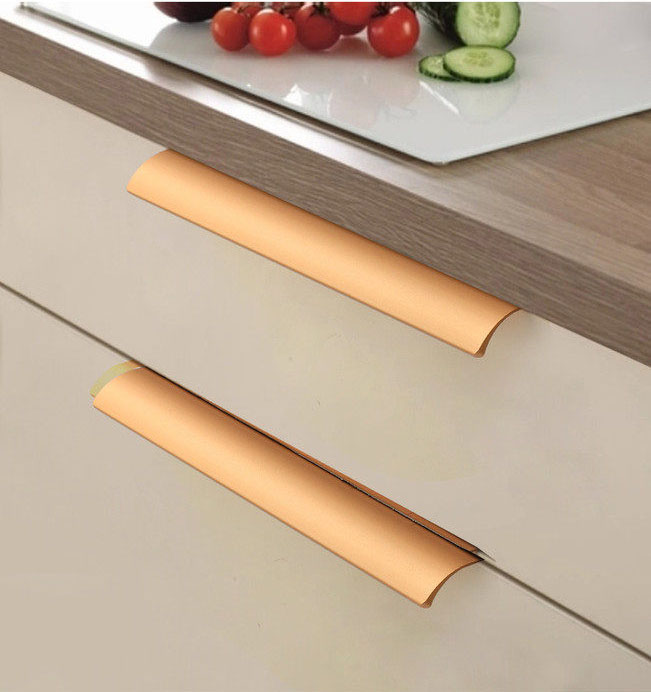 L-shaped edge pull handle