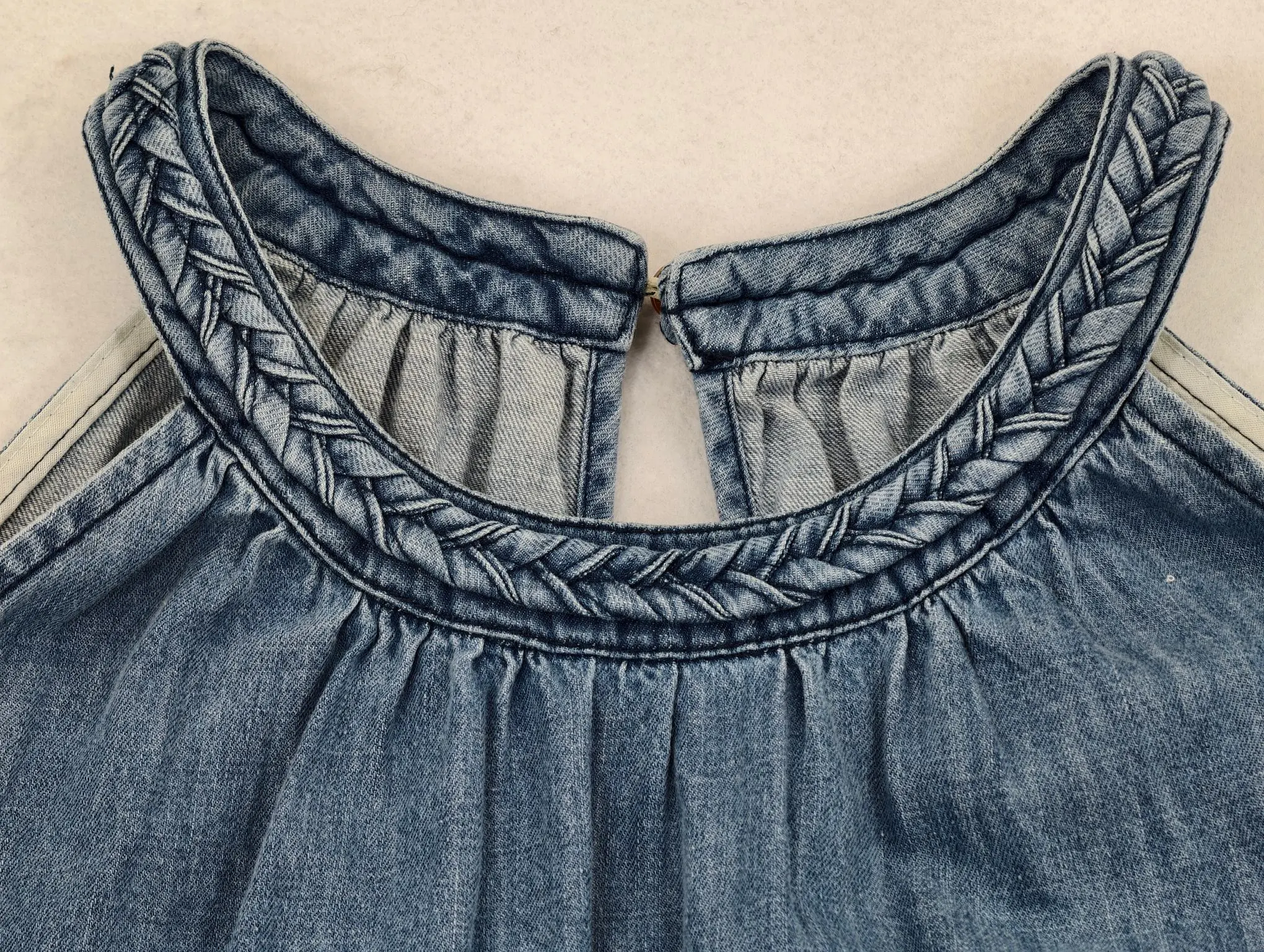 Braided collar trim with button fastening on soft TENCEL™ fabric