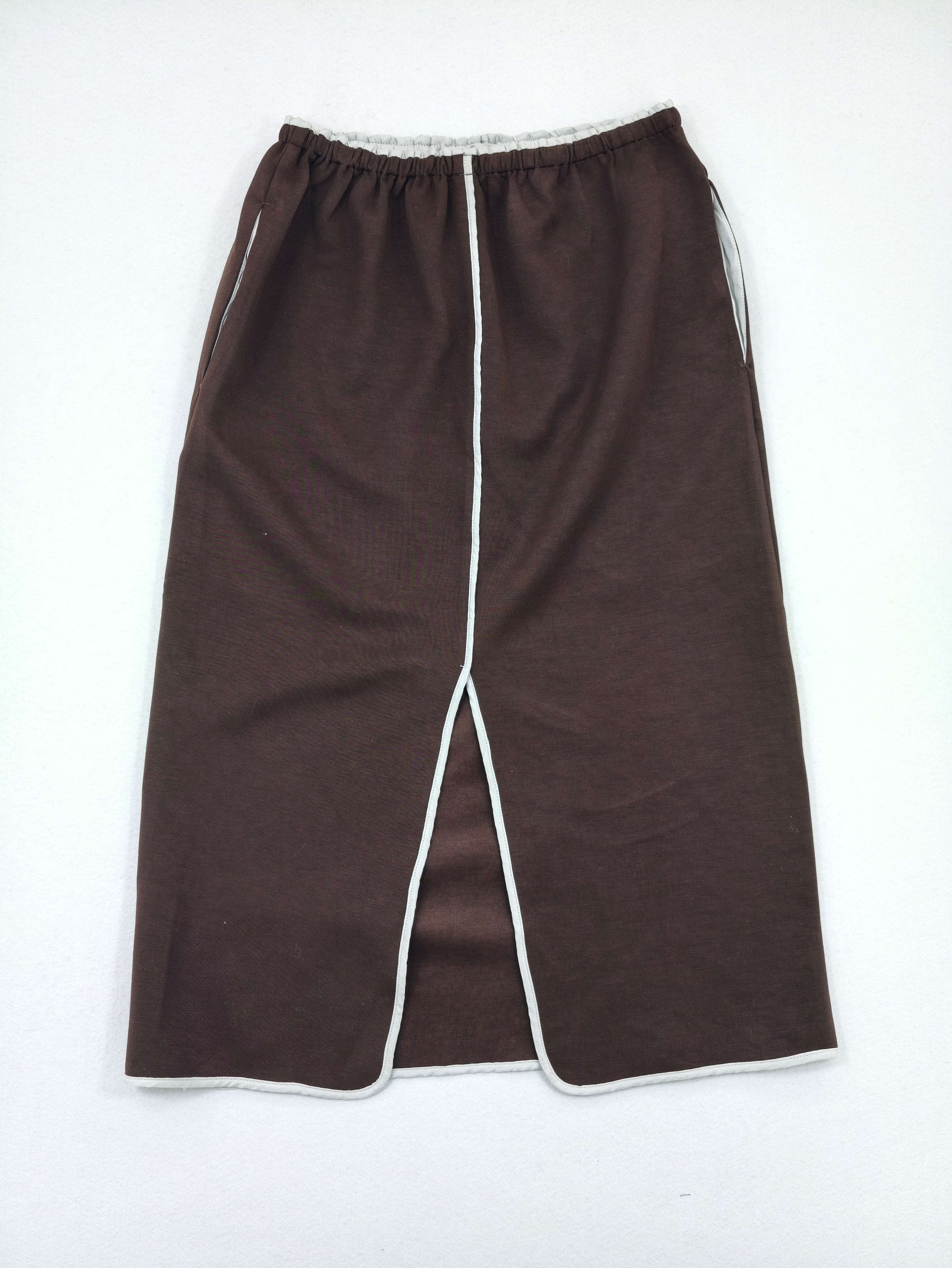 Back view with contrast binding and center slit construction