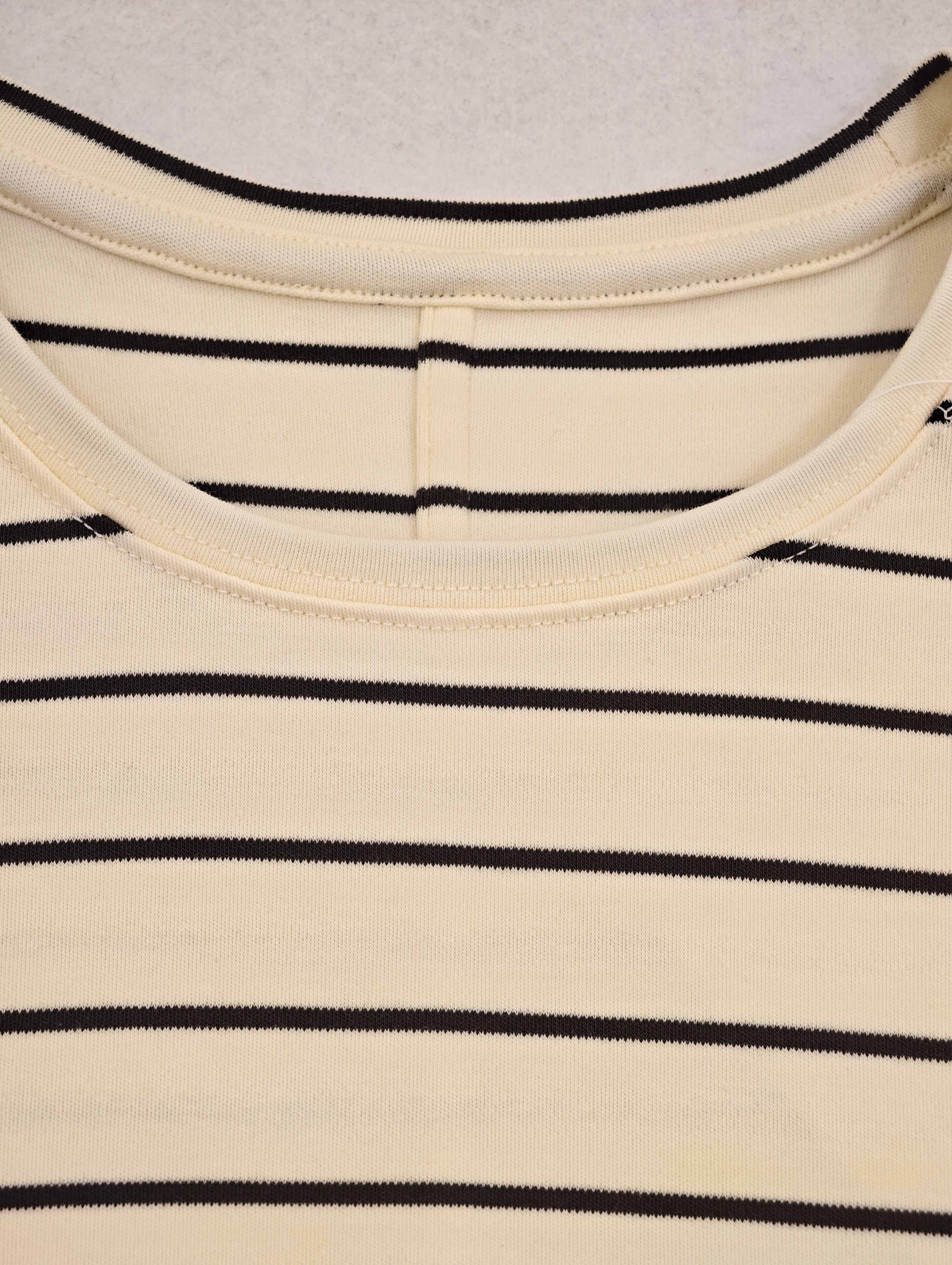 Crew neckline with horizontal stripe alignment detail