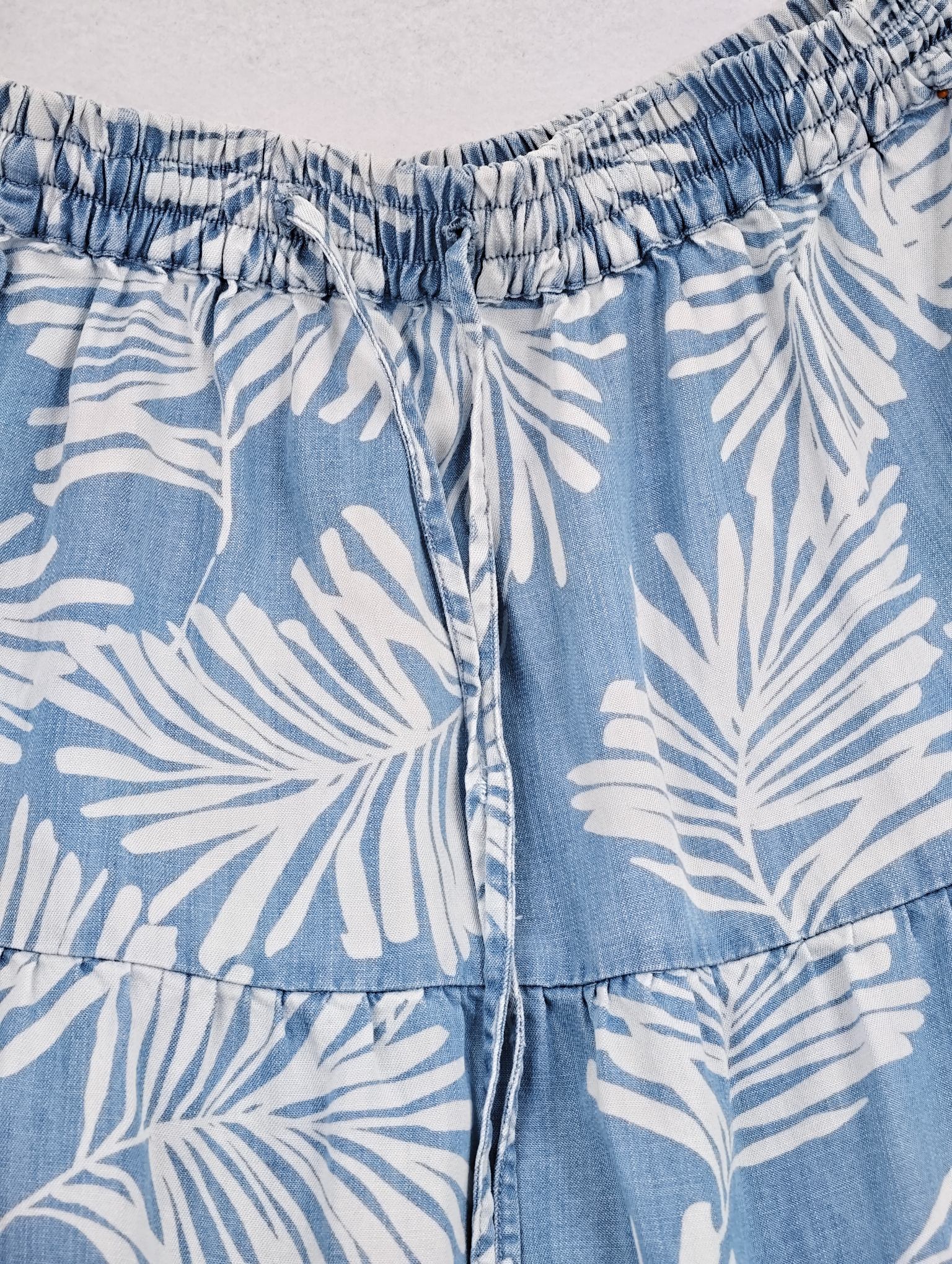 Elasticated waistband and gathered upper skirt construction