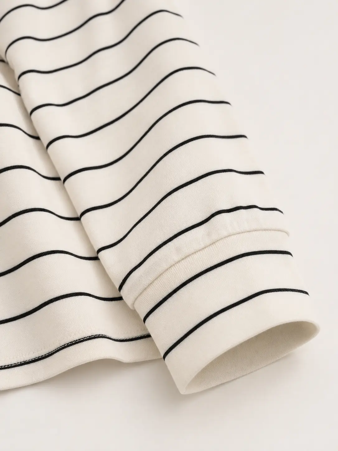 Long sleeve cuff with aligned stripe pattern