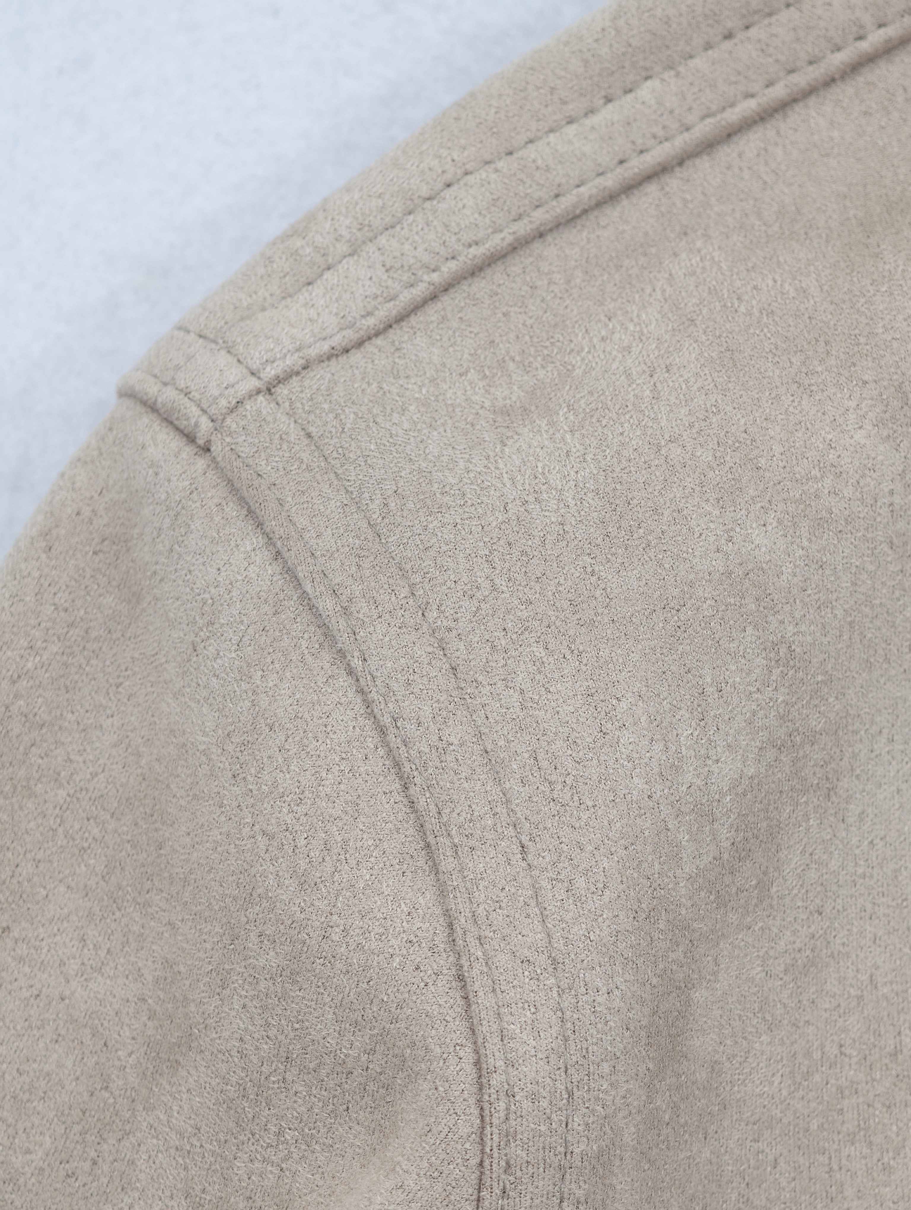 Structured shoulder seam with tonal topstitching detail