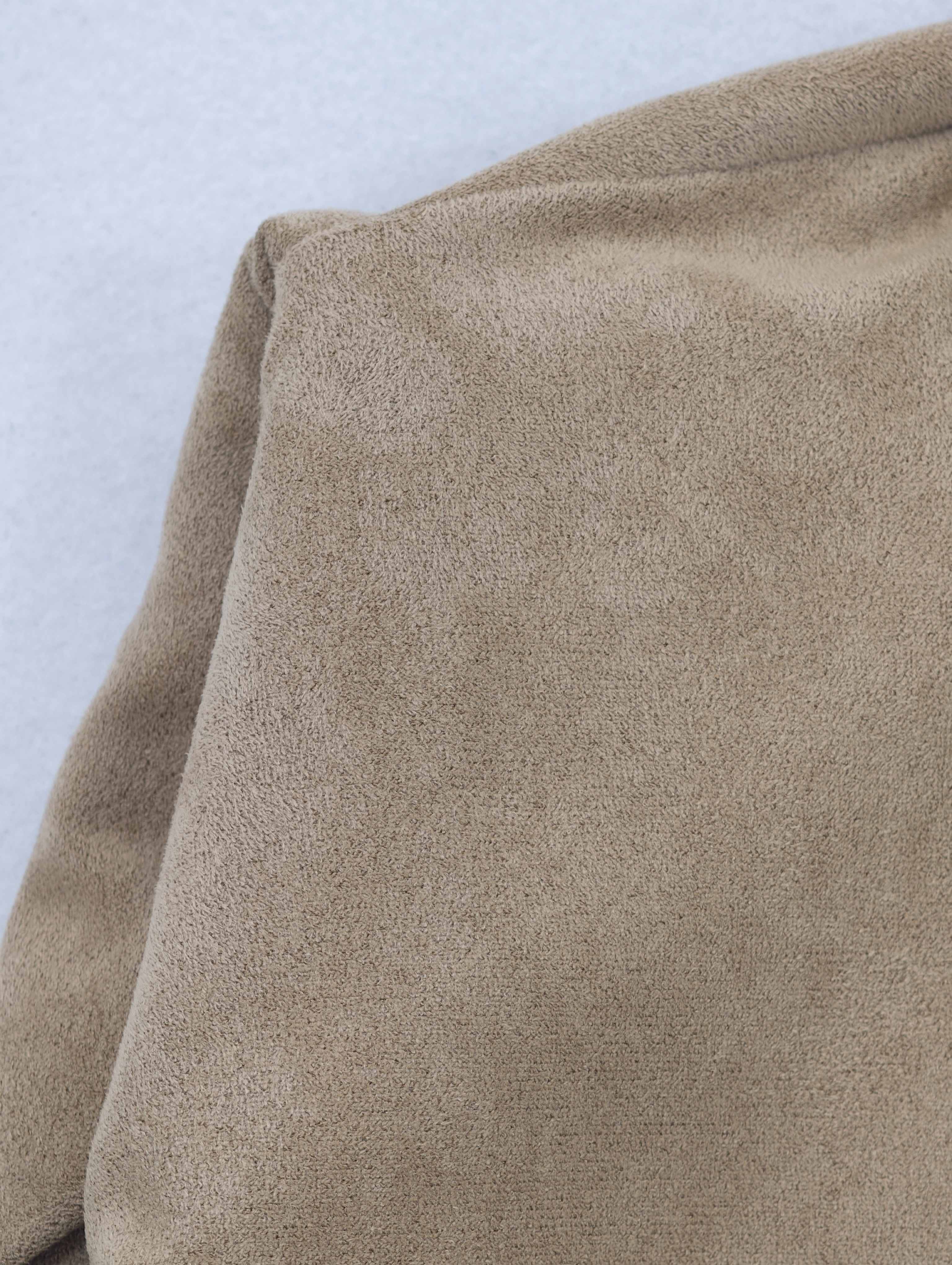 Extended shoulder and sleeveless armhole construction close-up