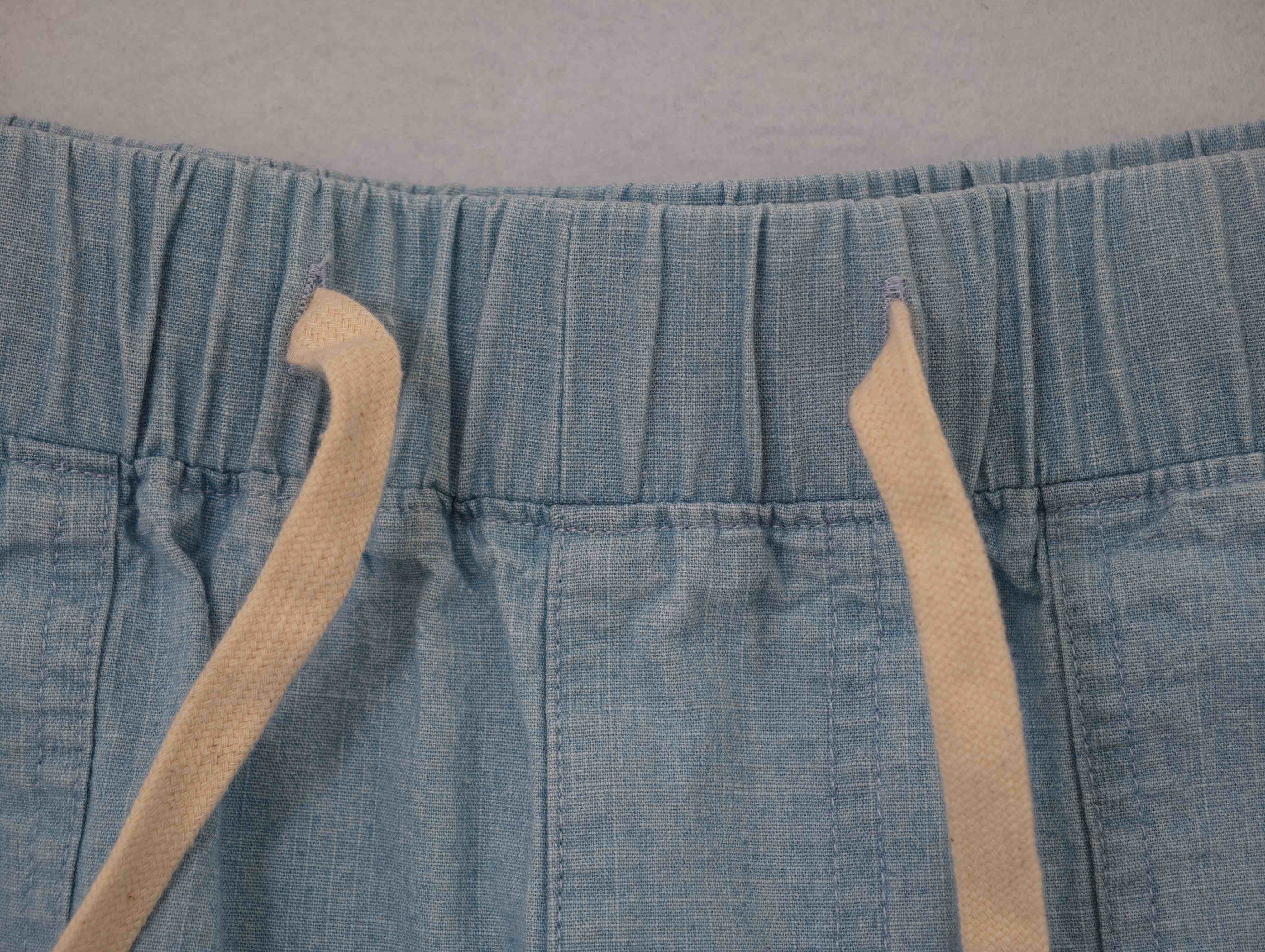 Elastic drawstring waistband detail