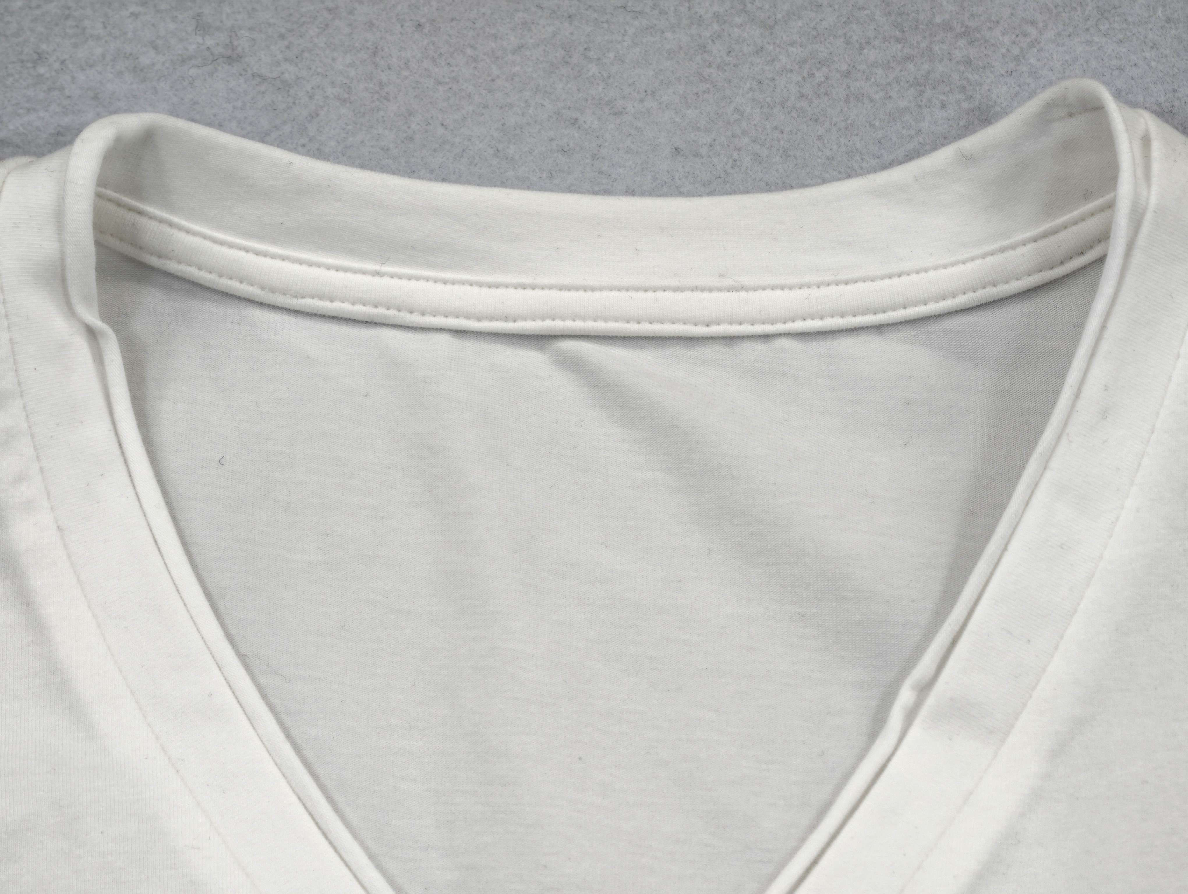 Clean V-neck binding on soft cotton-Modal jersey