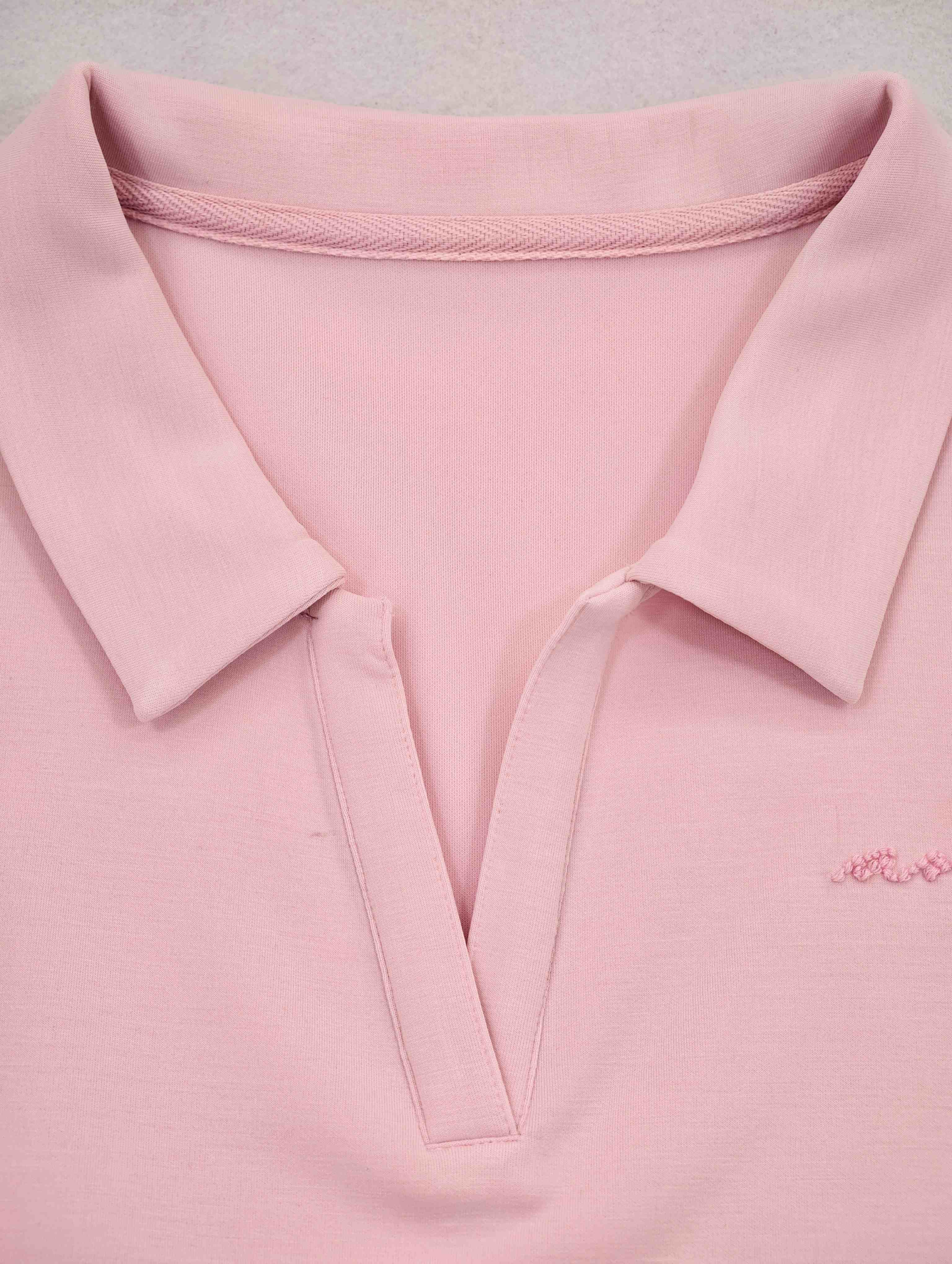 Open V-neck polo collar with clean knit finish