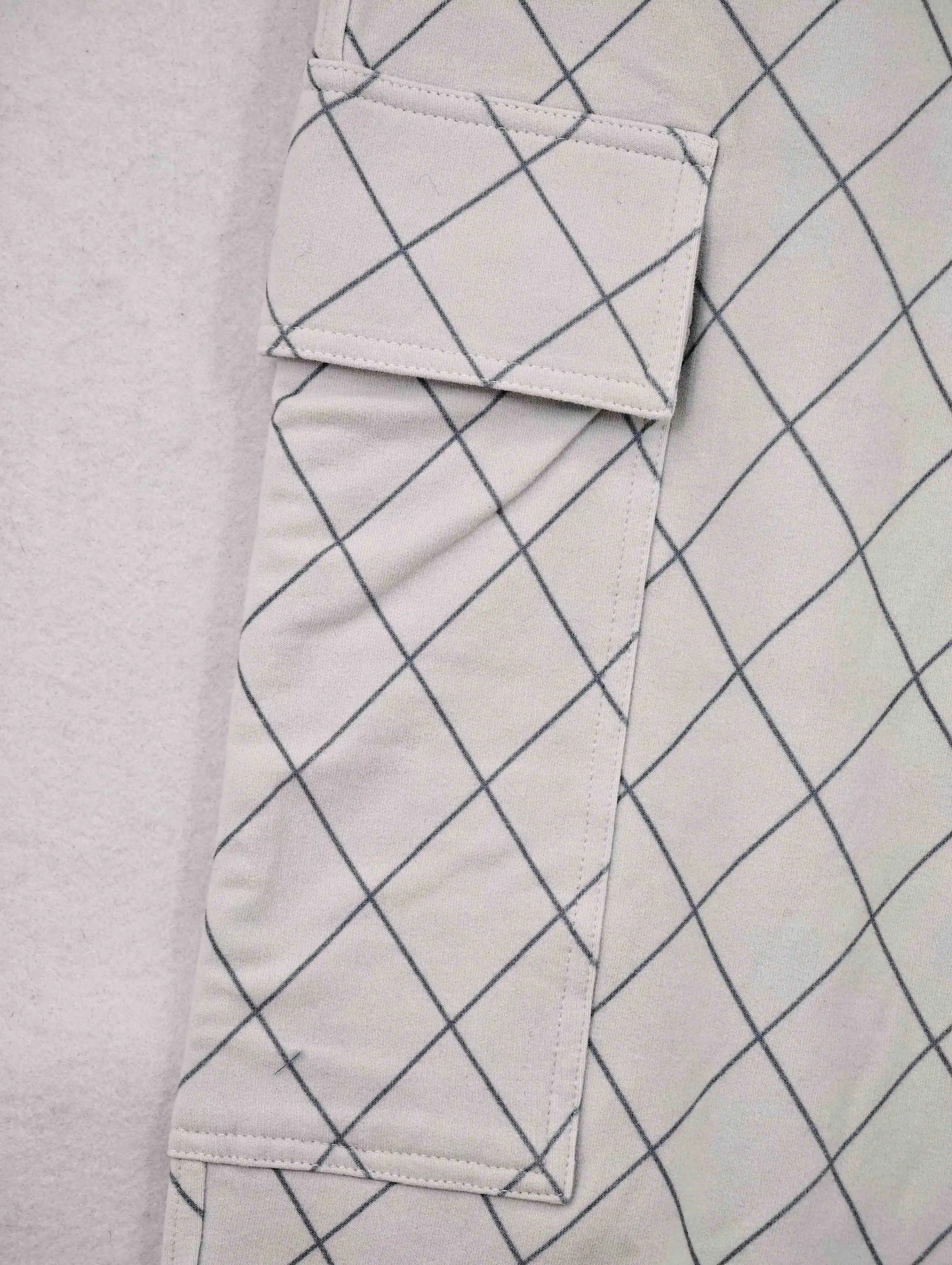 Flap cargo pocket with diagonal grid pattern alignment