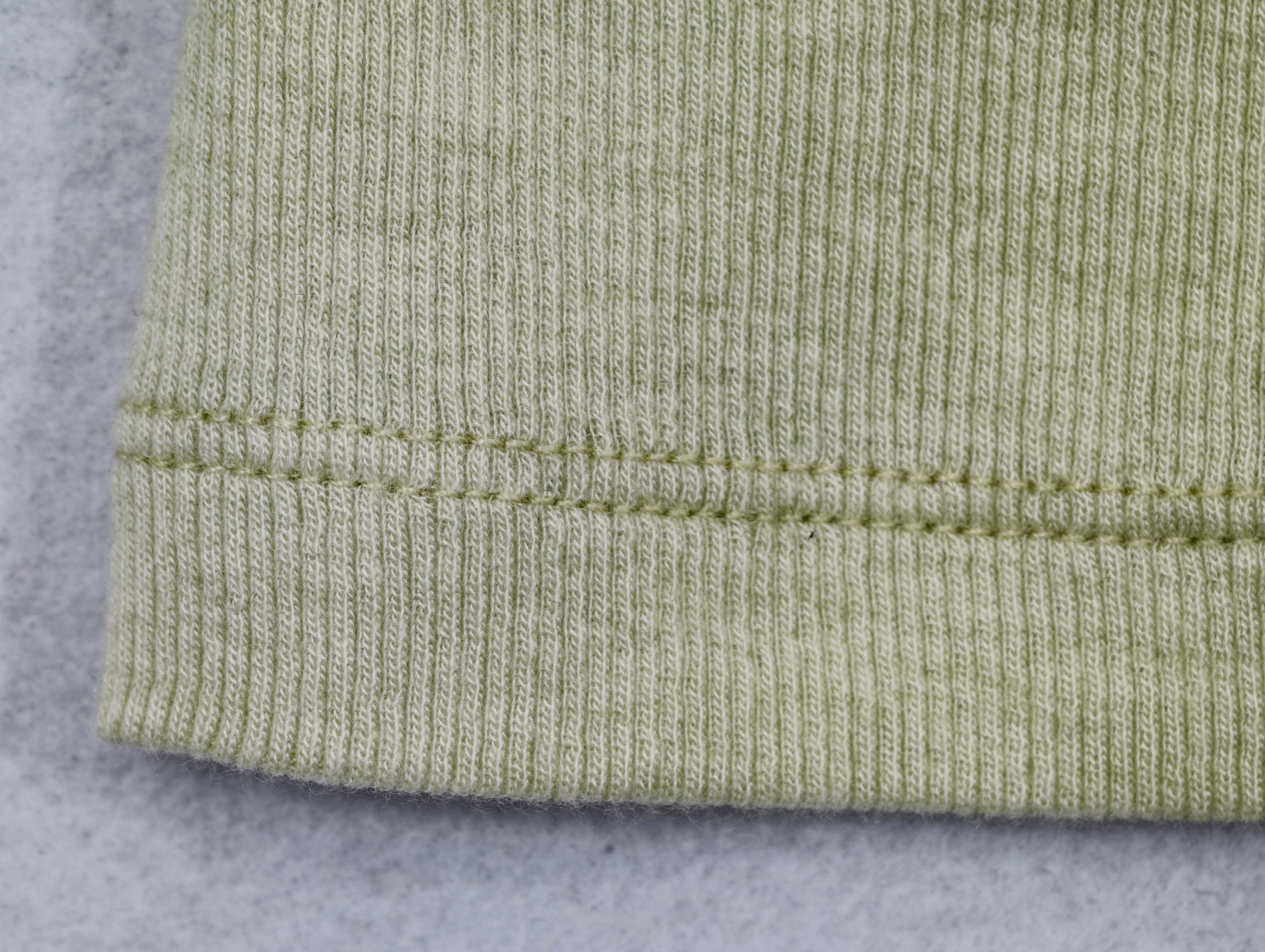 2×2 stretch rib texture with twin-needle hem stitching