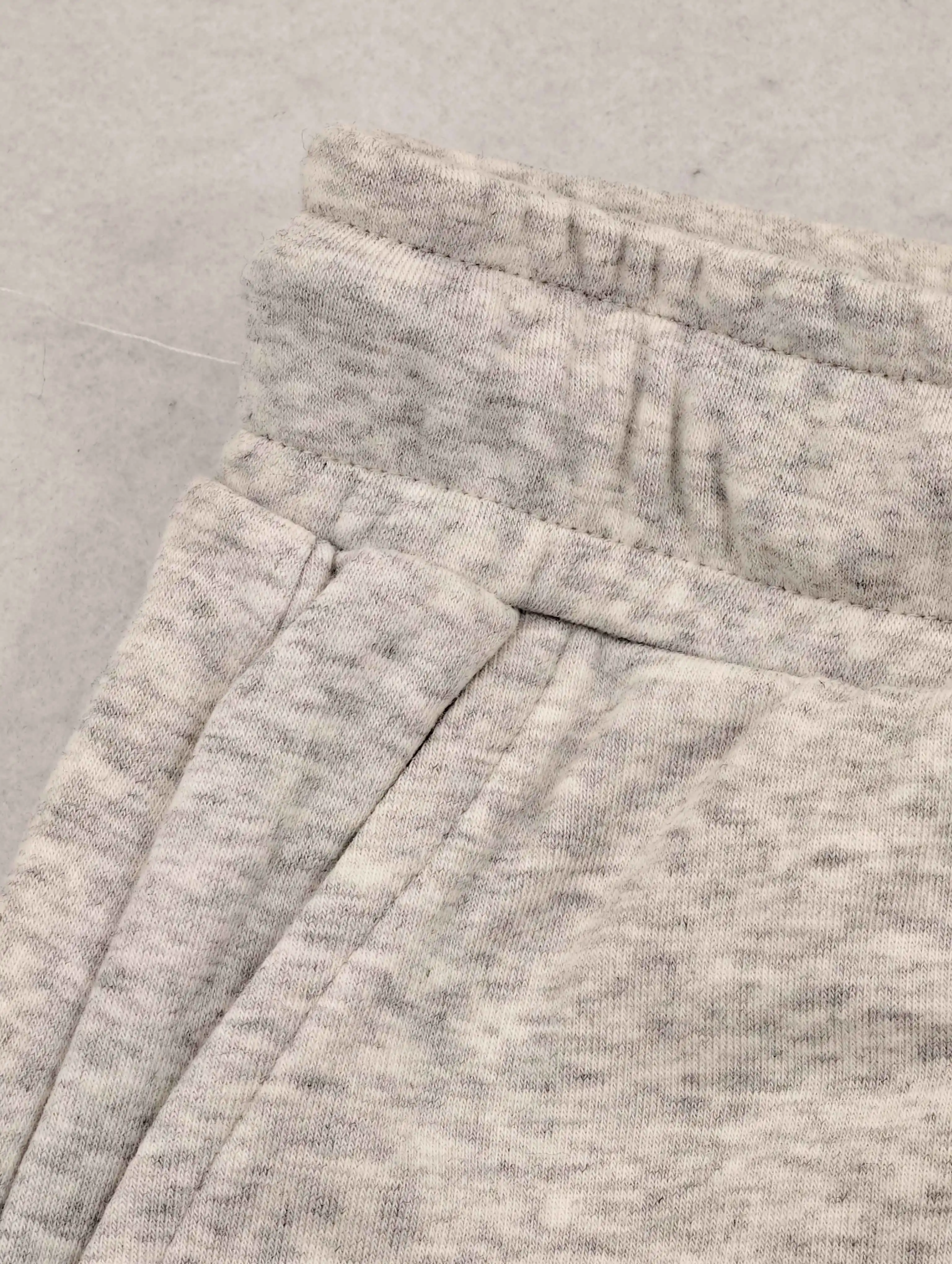 Ribbed elastic waistband and angled side pocket detail