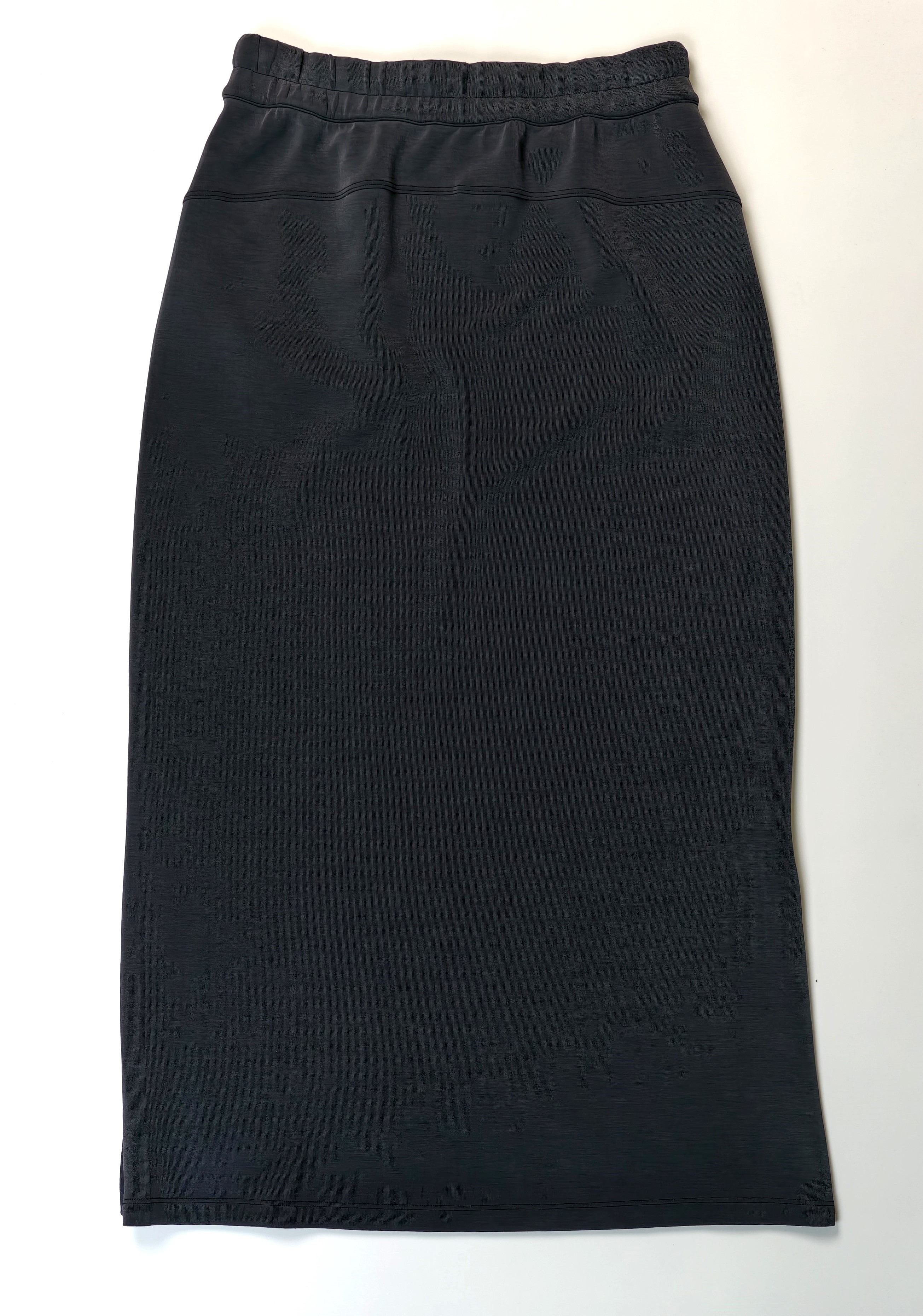Back view with elastic waistband and straight silhouette