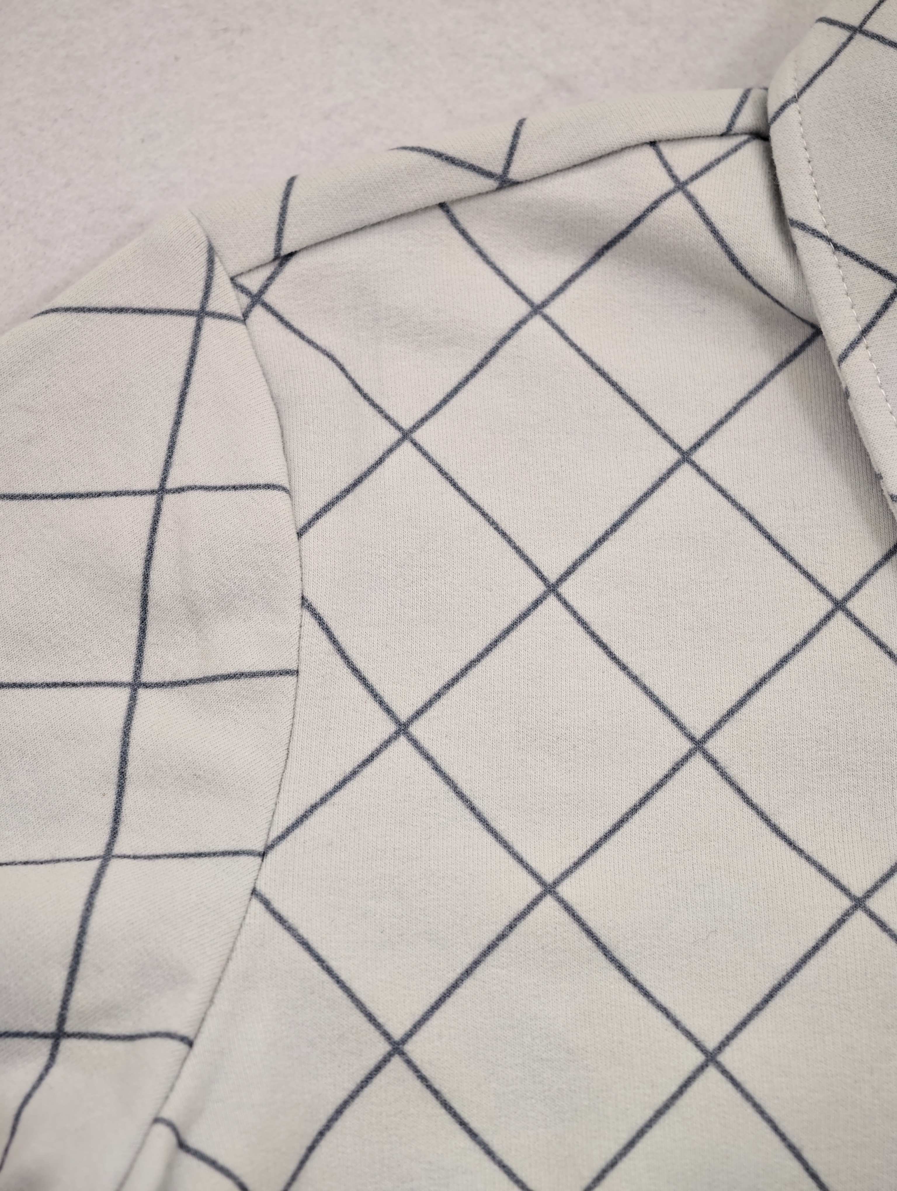 Shoulder seam with aligned diagonal grid pattern