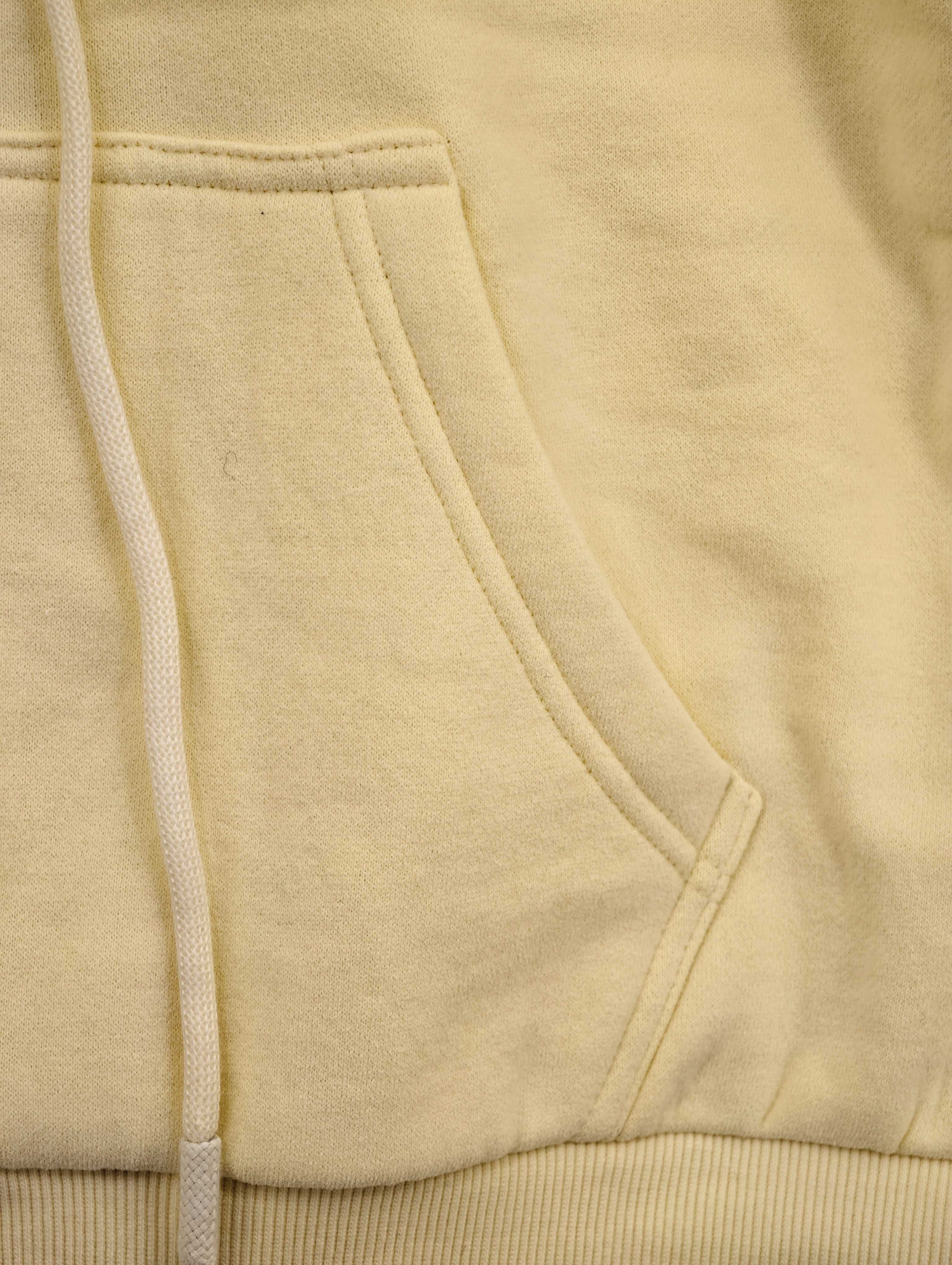 Split kangaroo pocket with reinforced edge stitching
