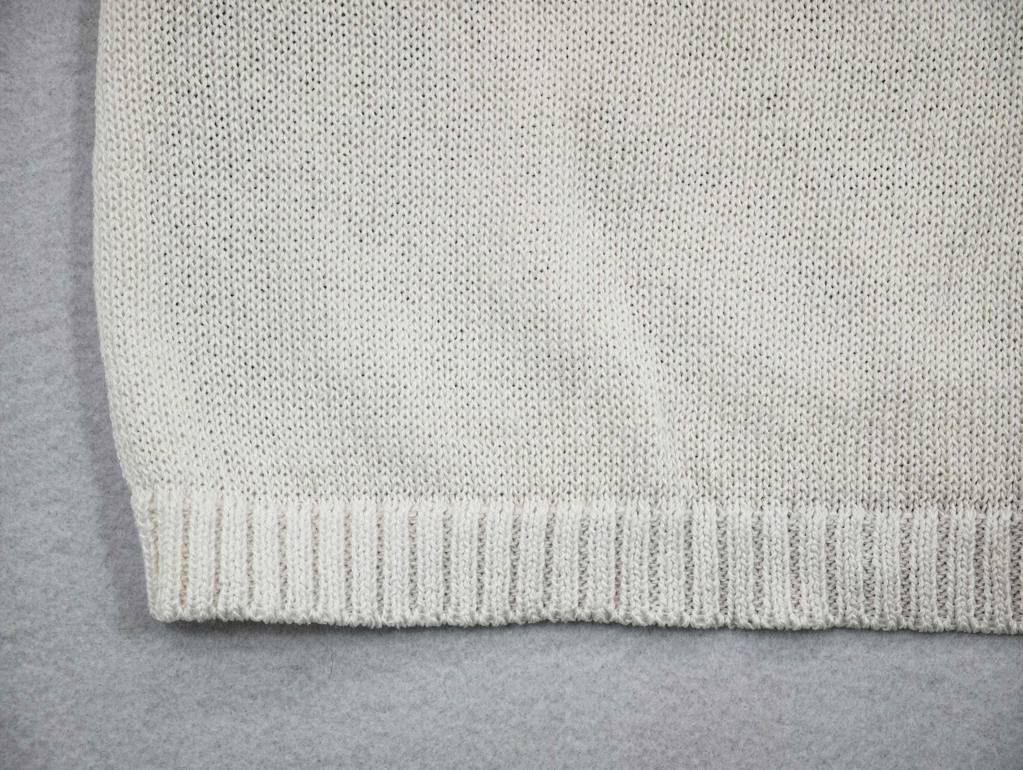 Mixed-fiber knit texture and ribbed hem for custom women’s top production