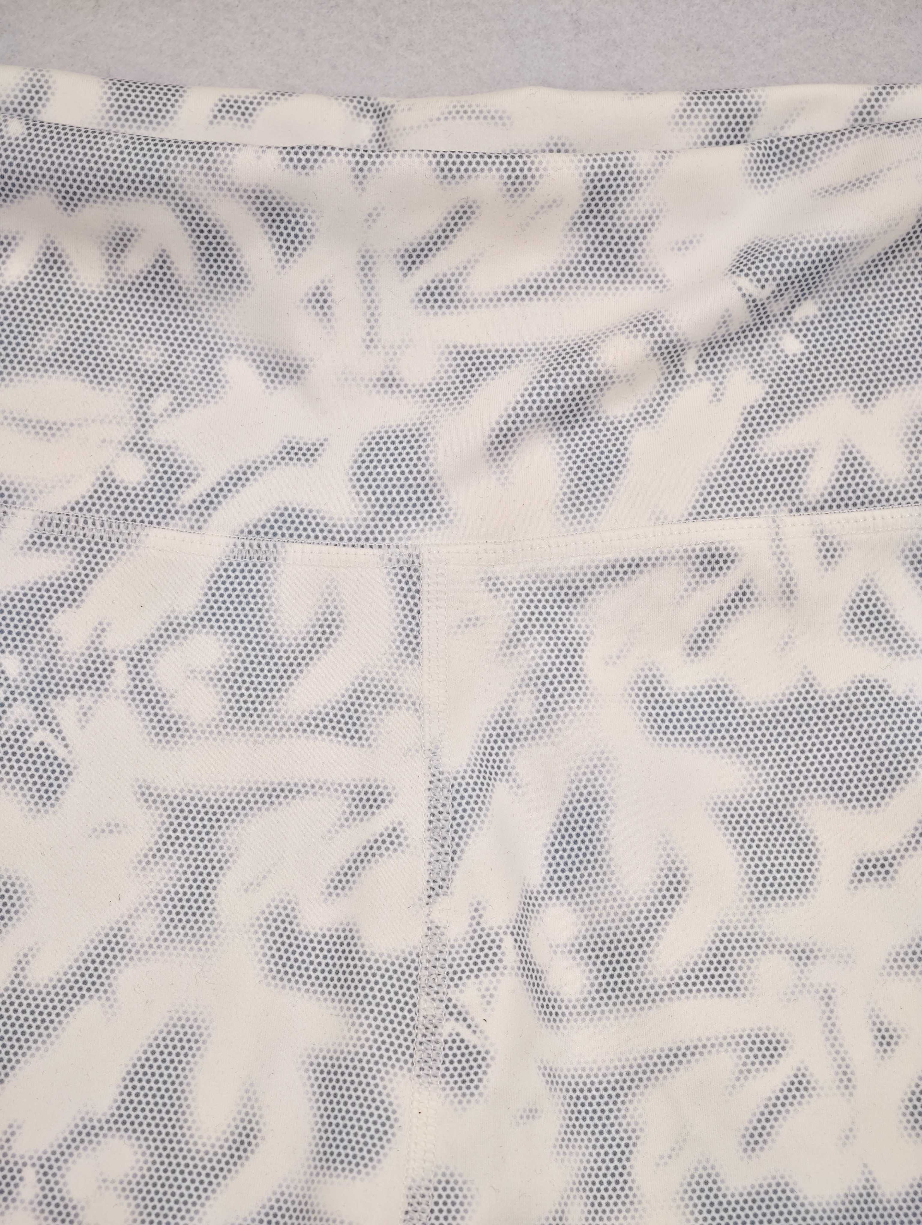 High waistband and curved back seam on printed leggings