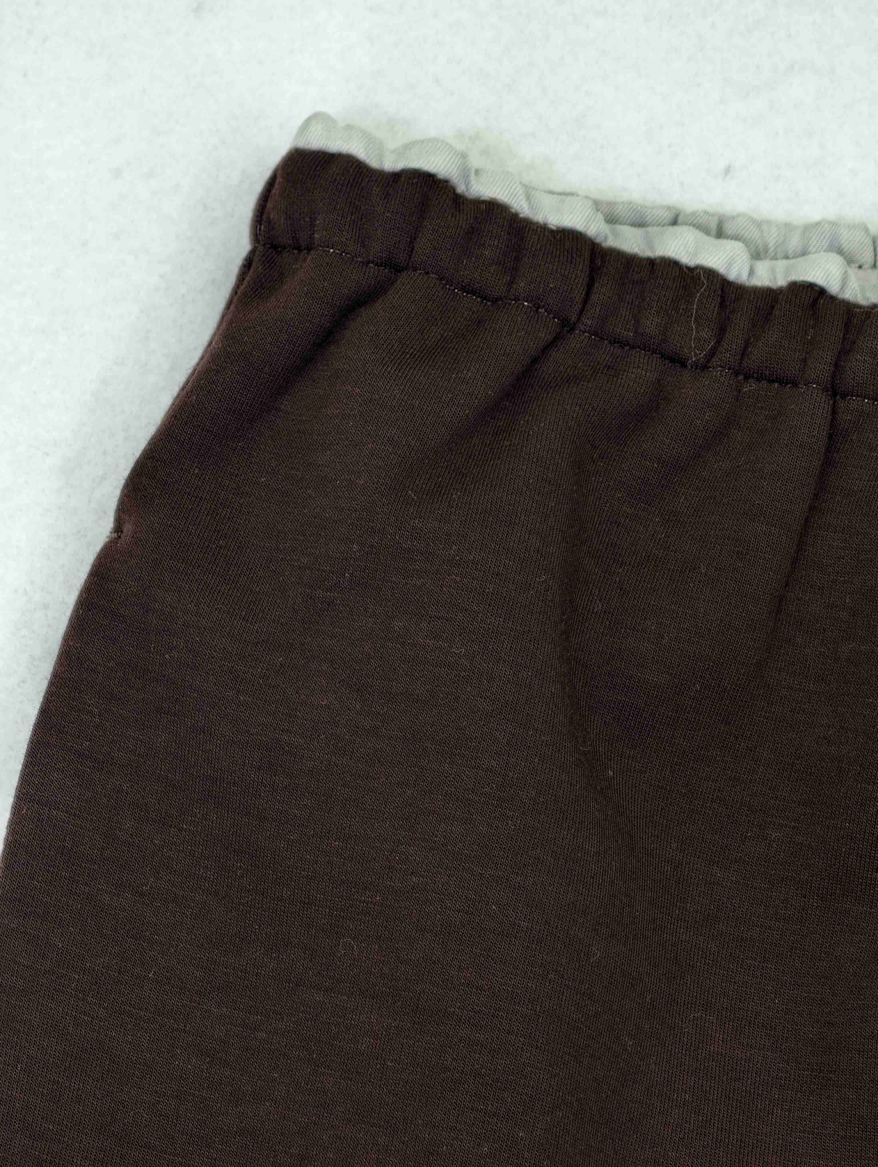 Private label elastic waistband and side seam detail