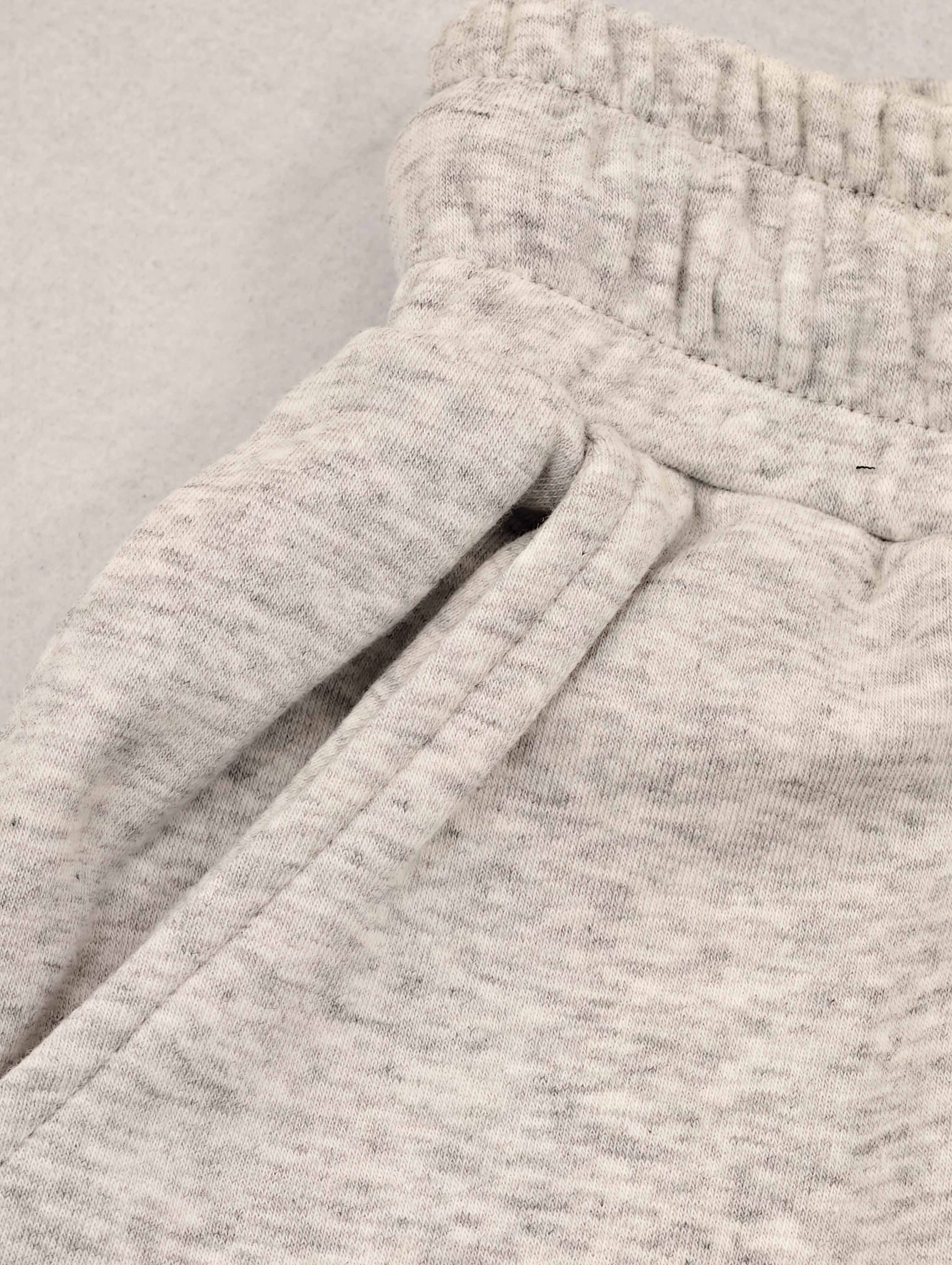Angled side pocket with reinforced edge stitching detail