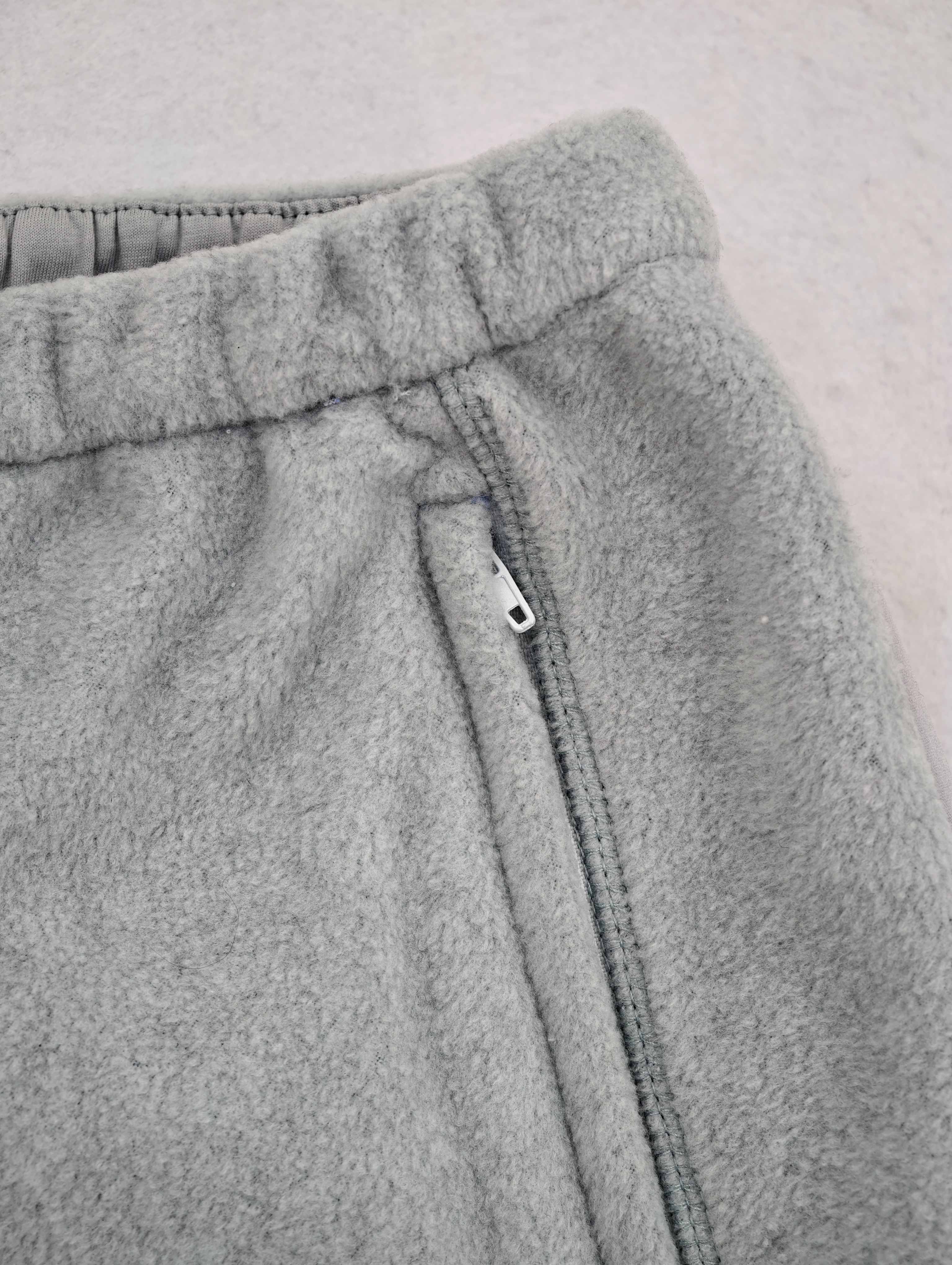 Elastic waistband and zippered side pocket construction detail