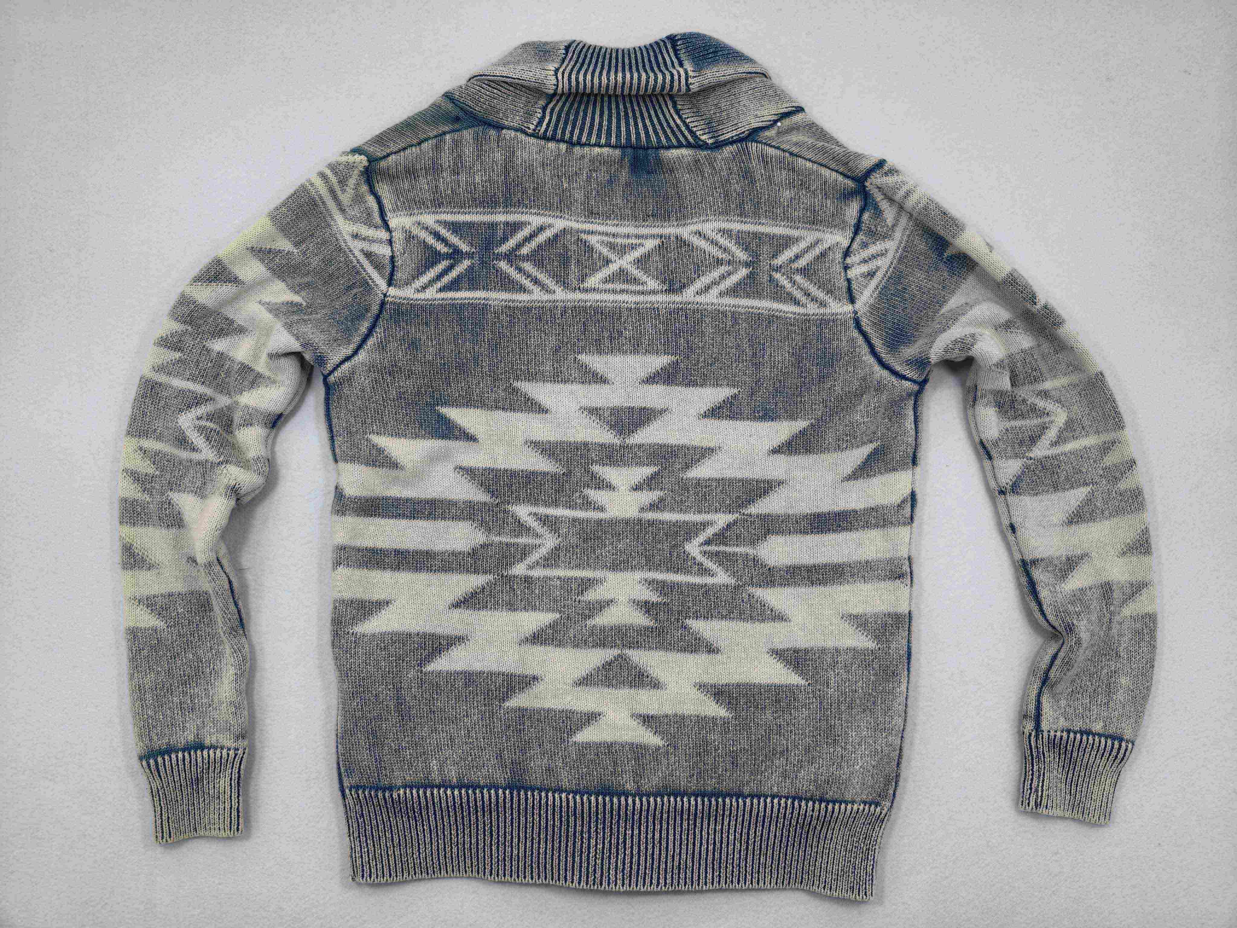 Geometric back pattern with ribbed hem