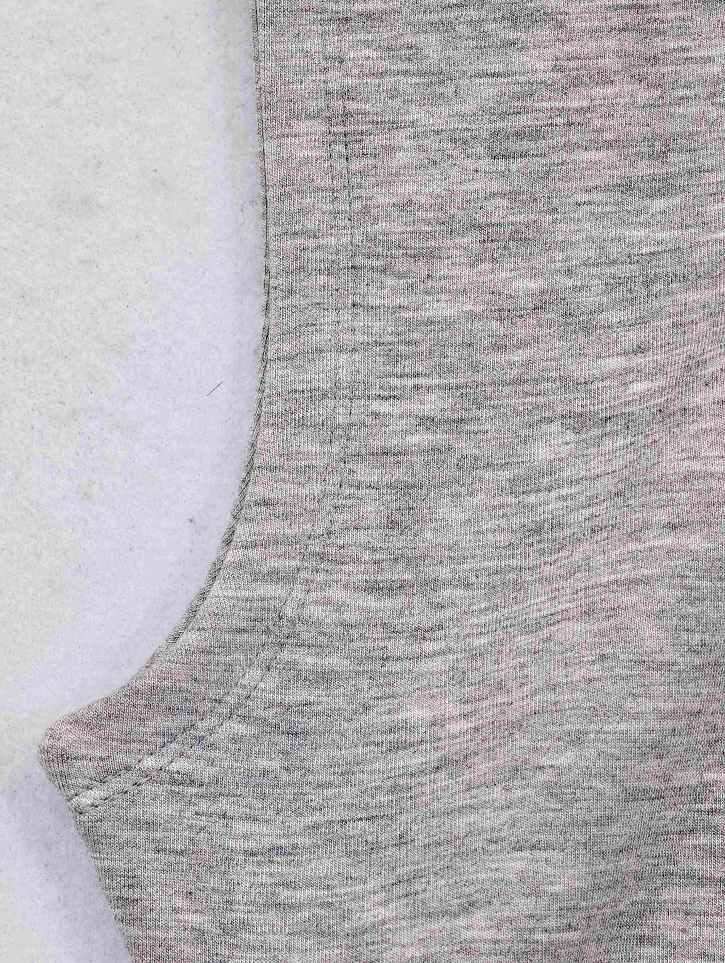 Sleeveless armhole with clean edge and side gathering
