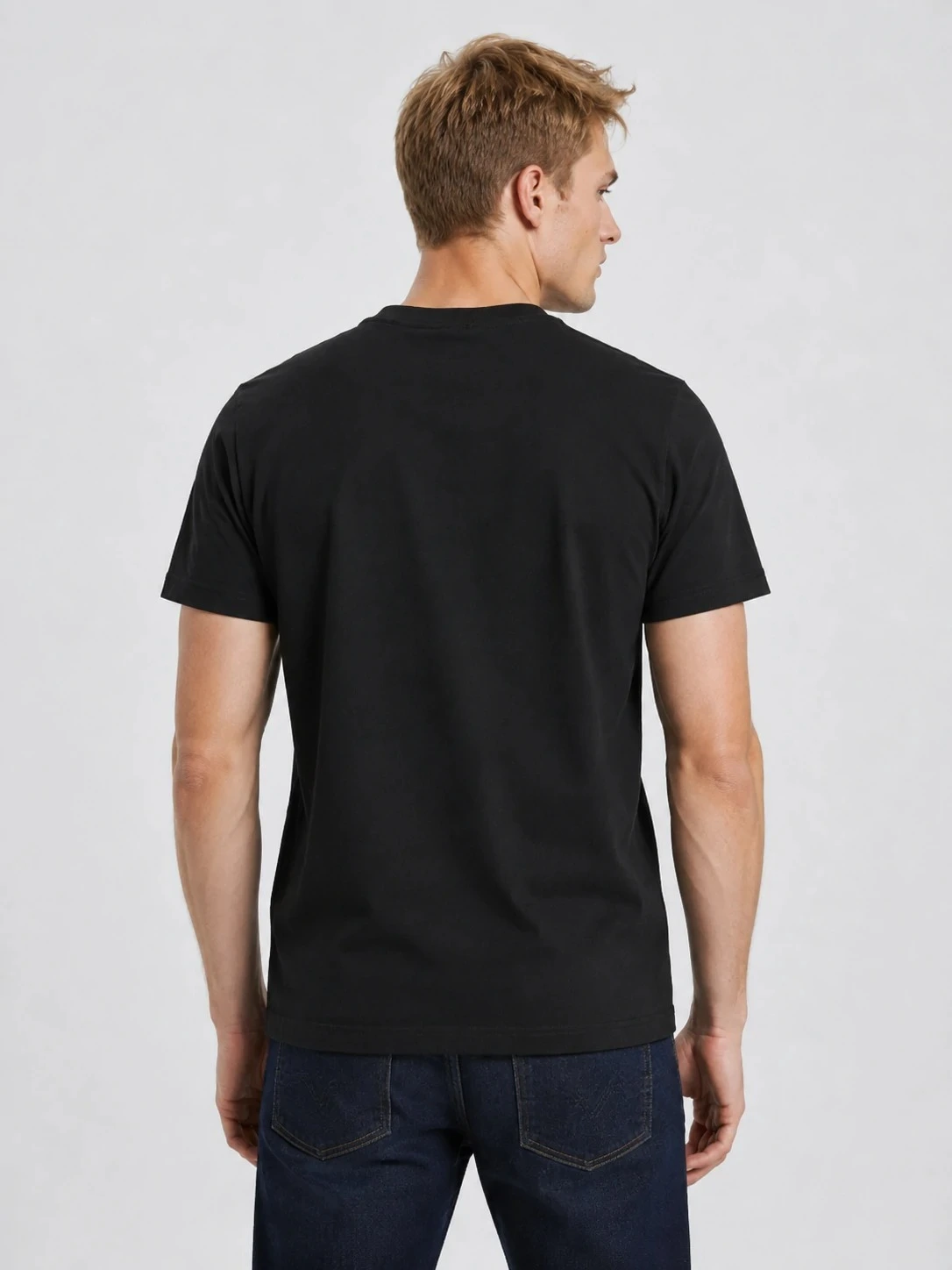 Regular-fit tee with clean back construction
