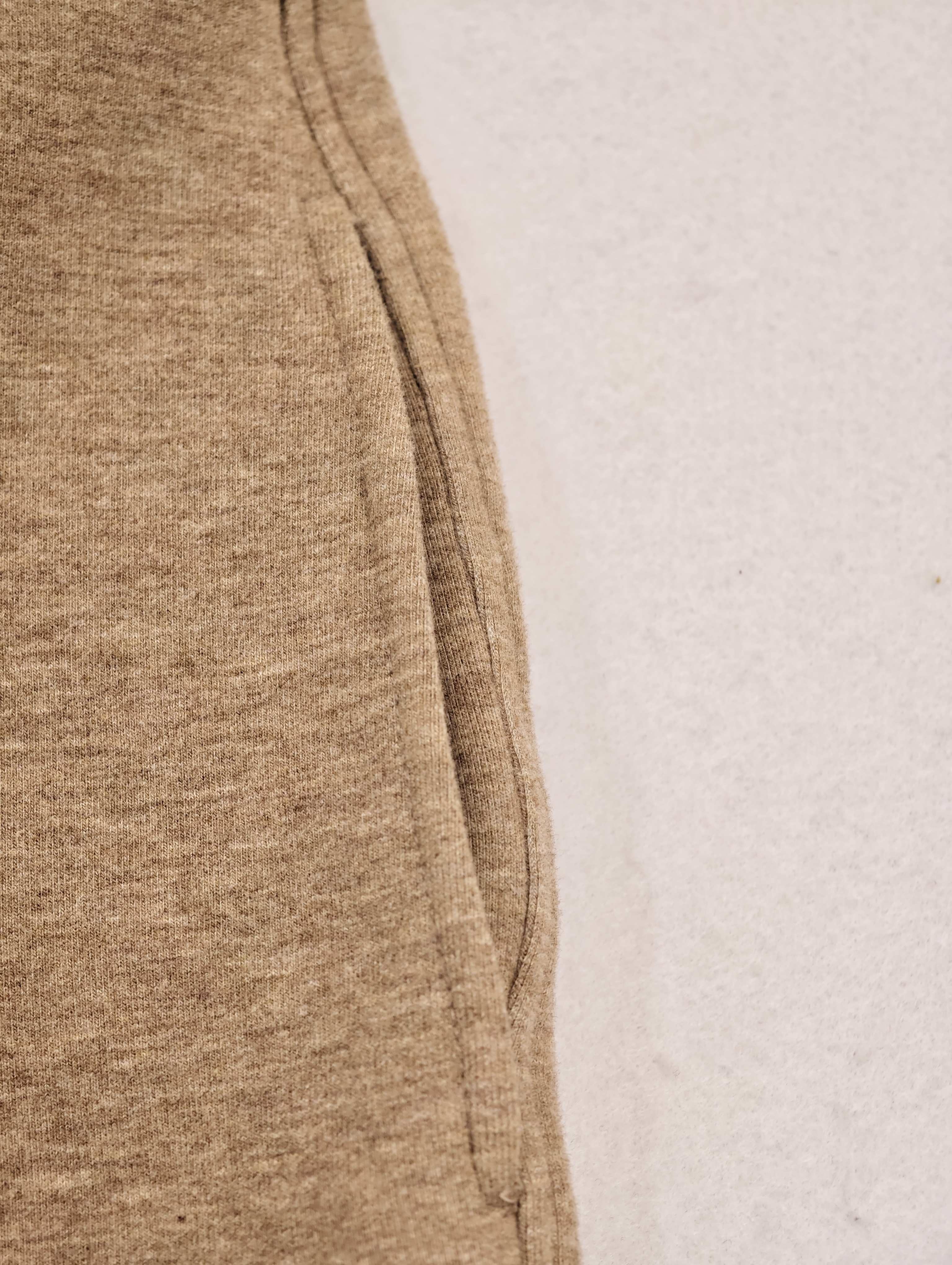 Curved side pocket with clean topstitched edge