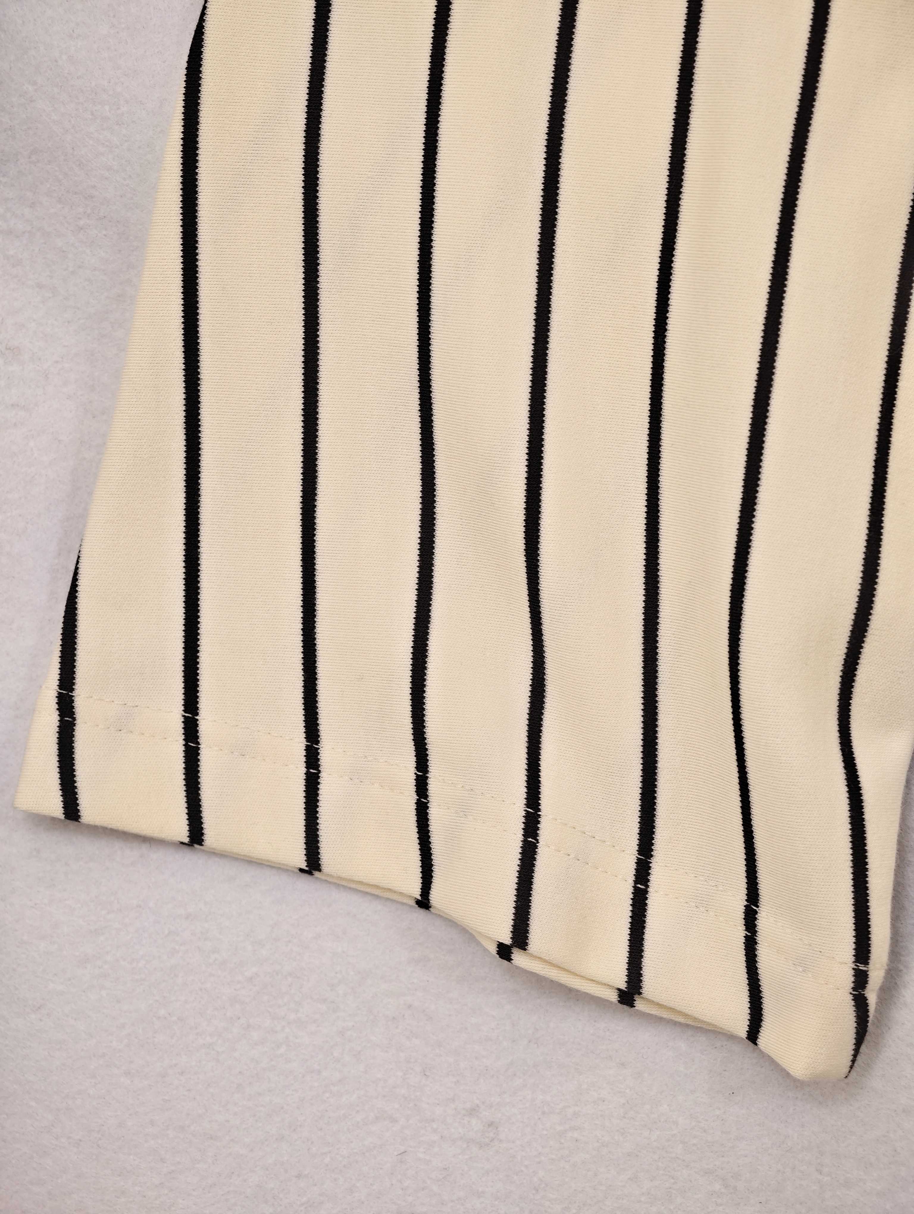 Wide sleeve opening with vertical black stripe pattern