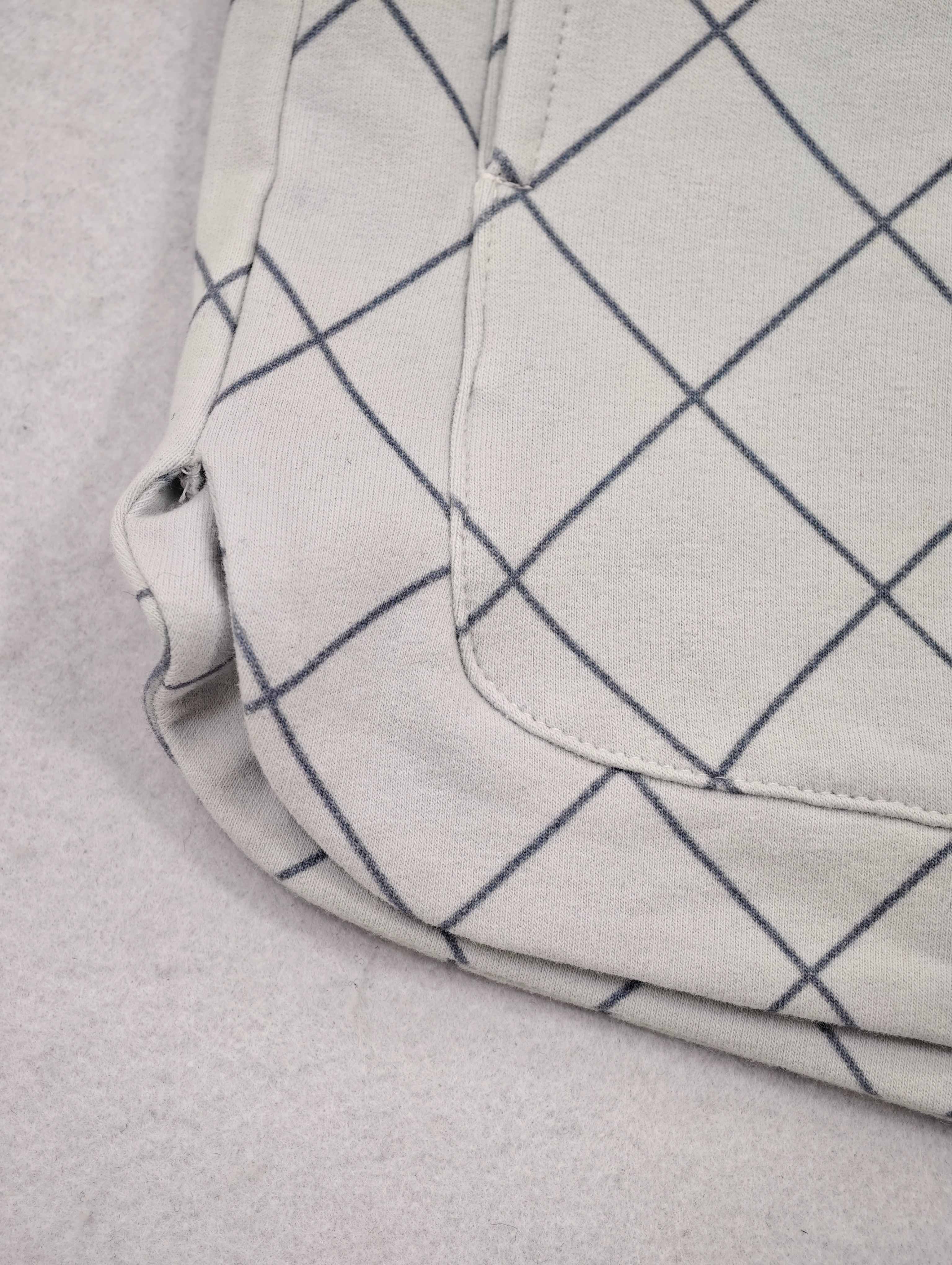 Curved hem and pocket opening with clean stitching