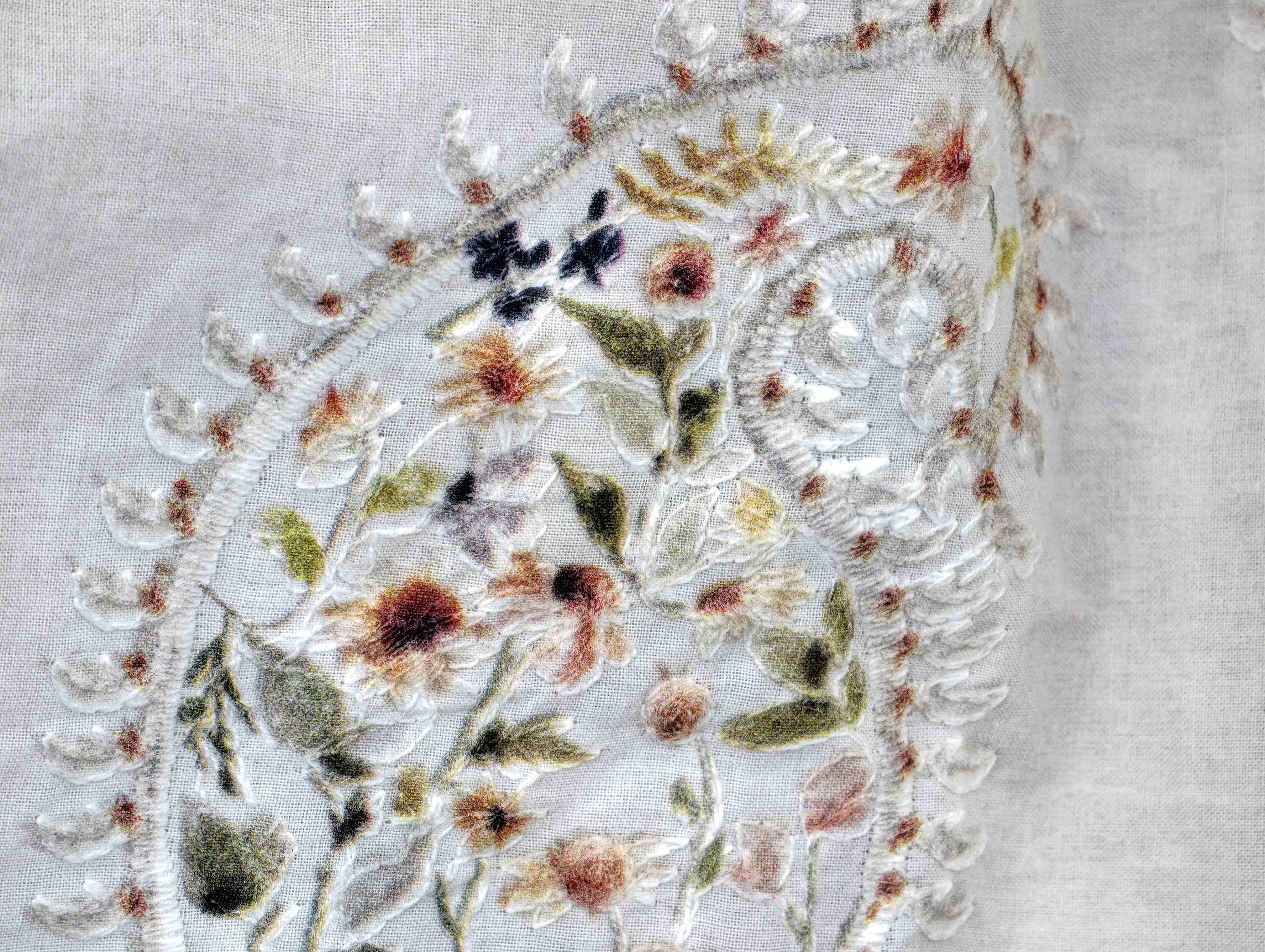 Elastic sleeve cuff with floral paisley embellishment