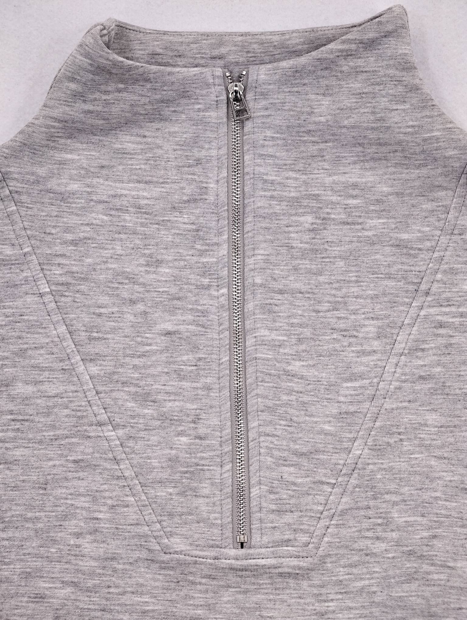 Metal half zipper with symmetrical V-shaped front seams