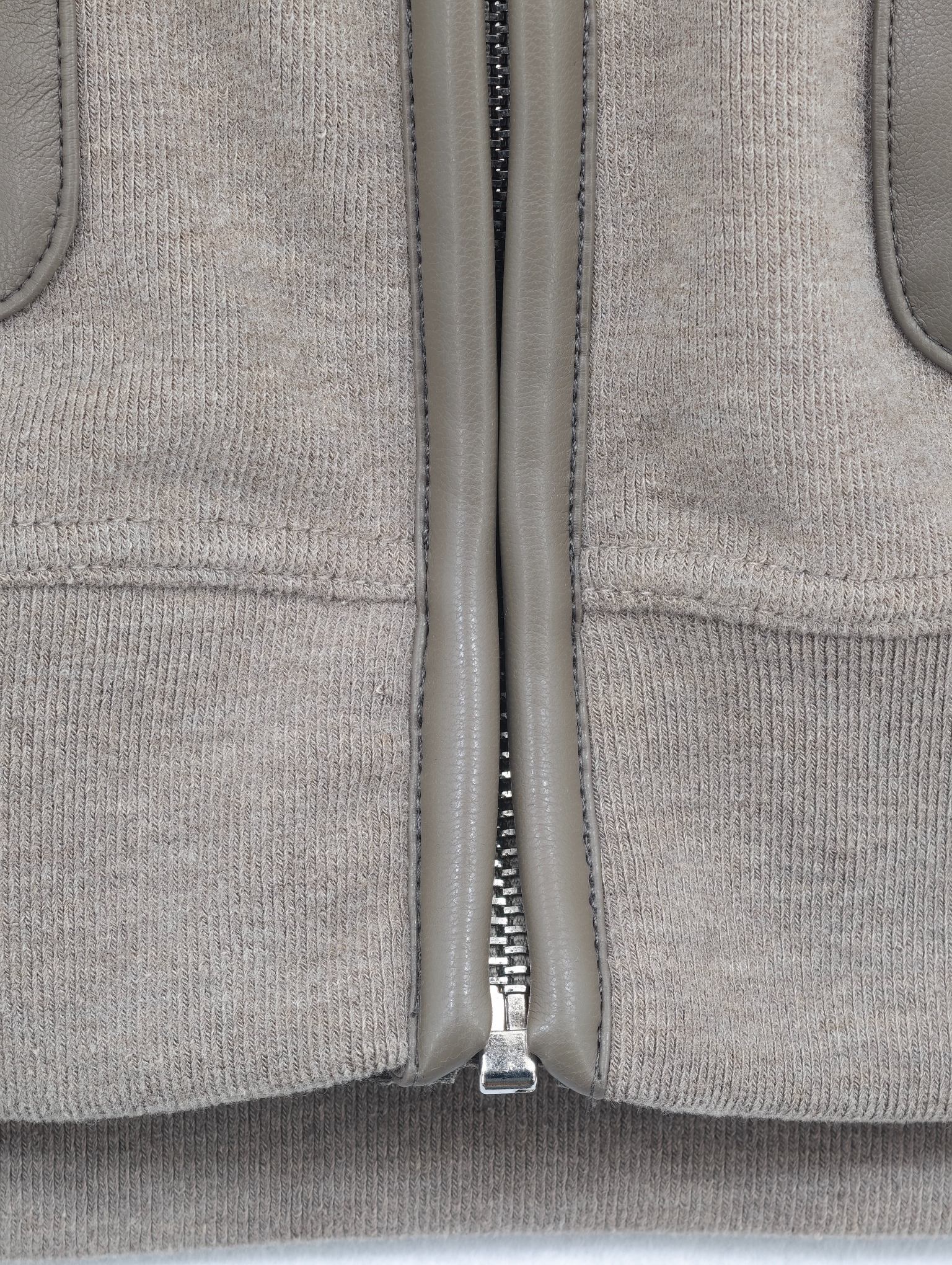 Full front zipper with smooth contrast piping finish