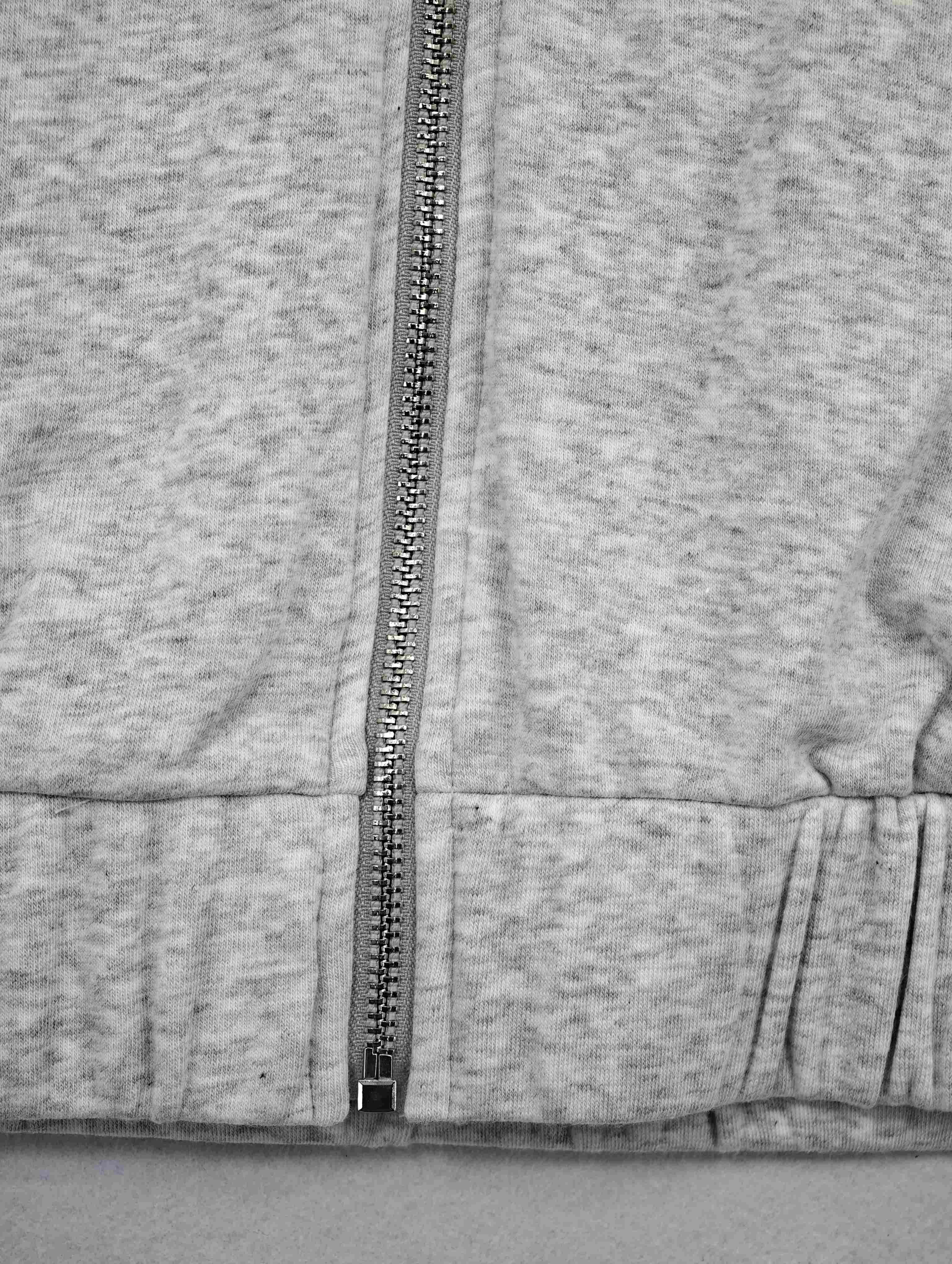 Full front zipper with structured ribbed hem