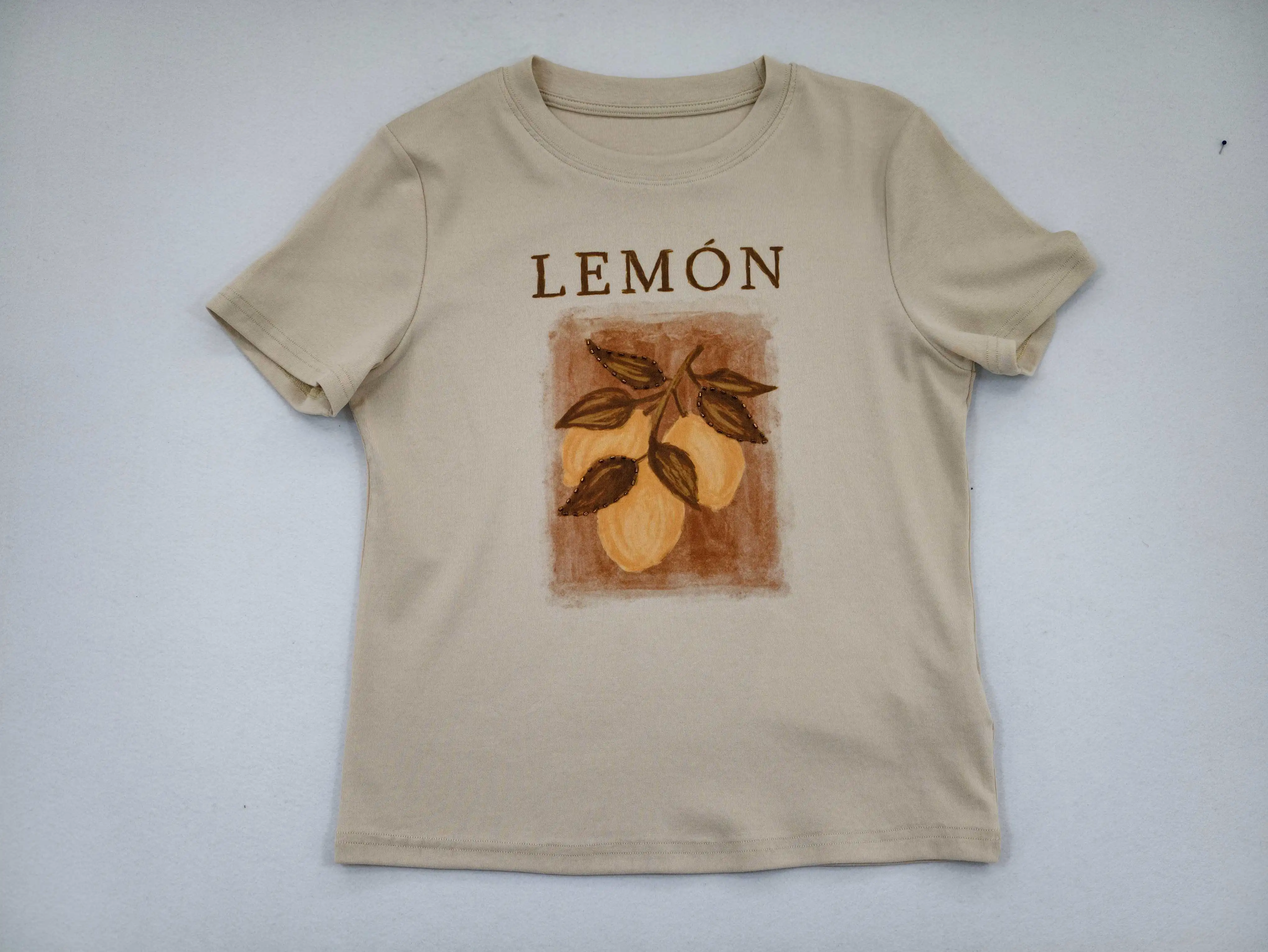 Beige rib T-shirt with centered lemon graphic