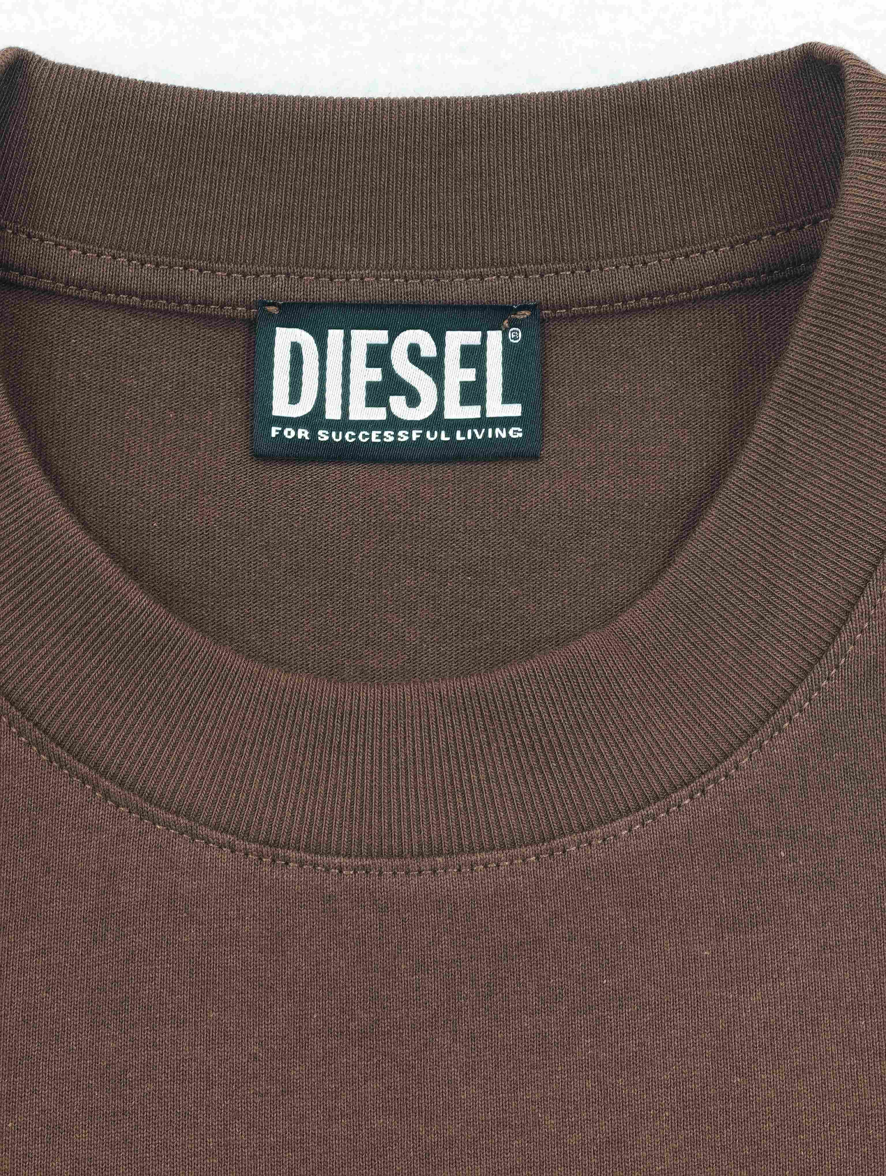 Ribbed crew neck with interior brand label