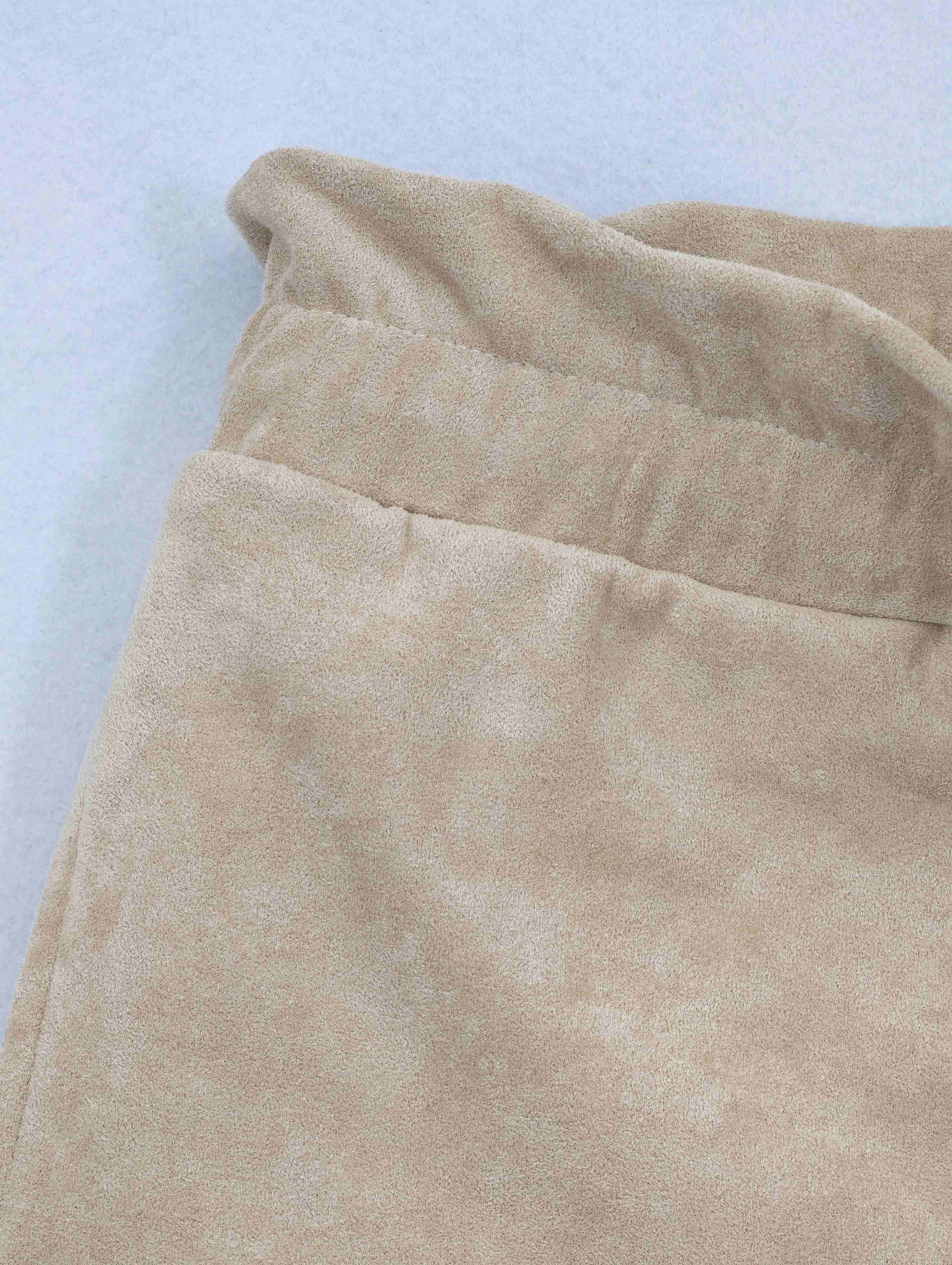 Brushed fabric waistband and side pocket construction detail
